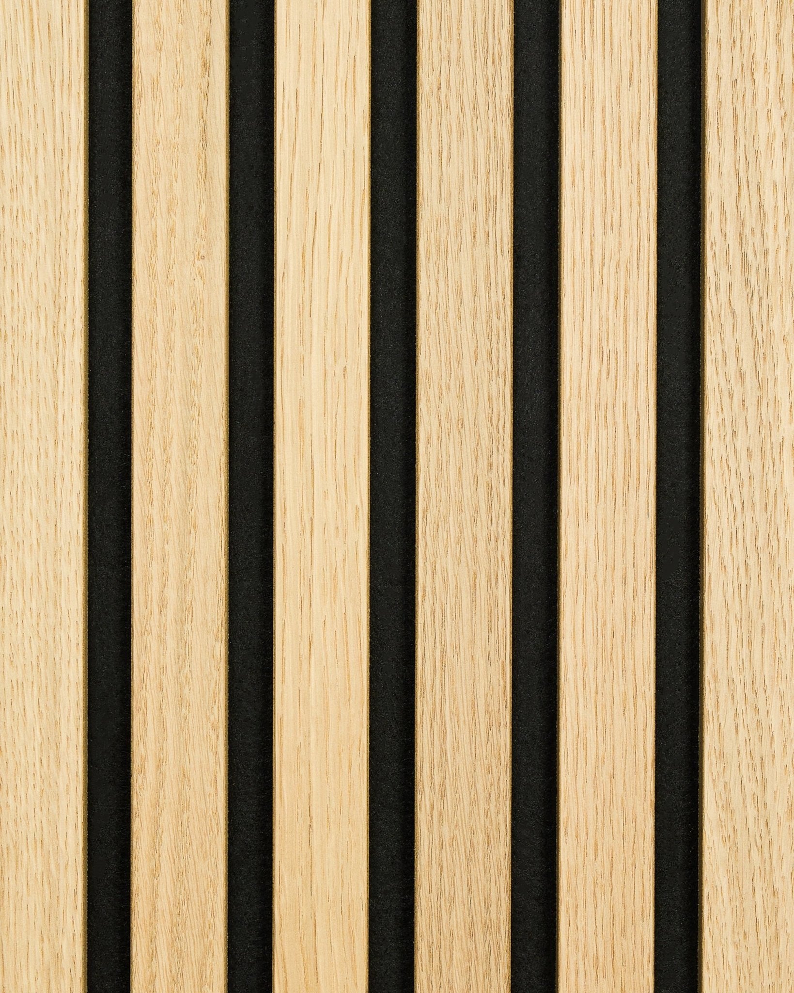Akupanel Akoestisch paneel in klassiek eiken met een vilten achterkant in black, met vertical houten latten en tussenruimtes in black voor een modern, lineair Nordic design.