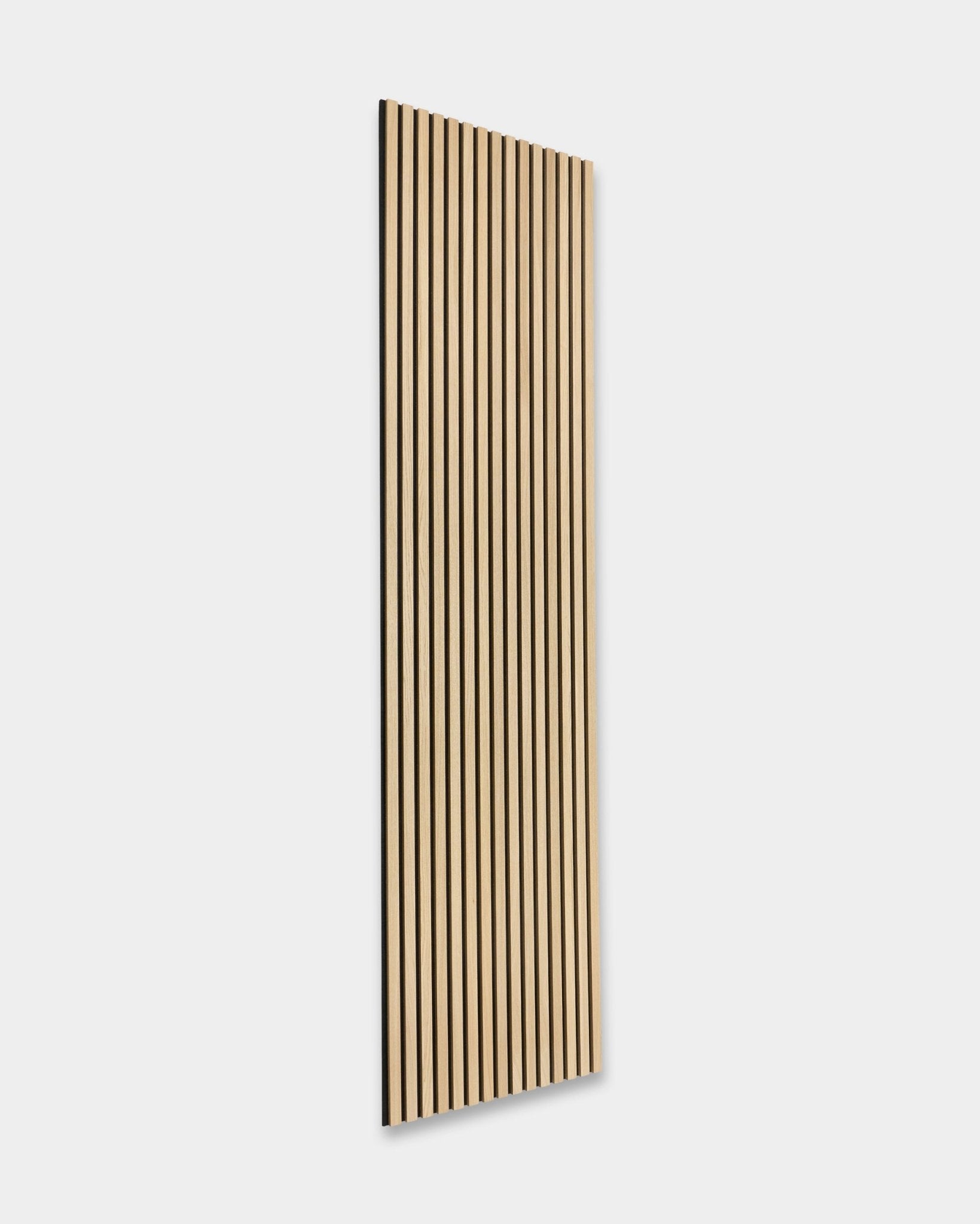 WoodUpp Original Akupanel Akoestisch paneel in Classic Oak met black vilten achterkant, 300x60 cm, met gelijkmatig verdeelde vertical latten in een Scandinavisch design.