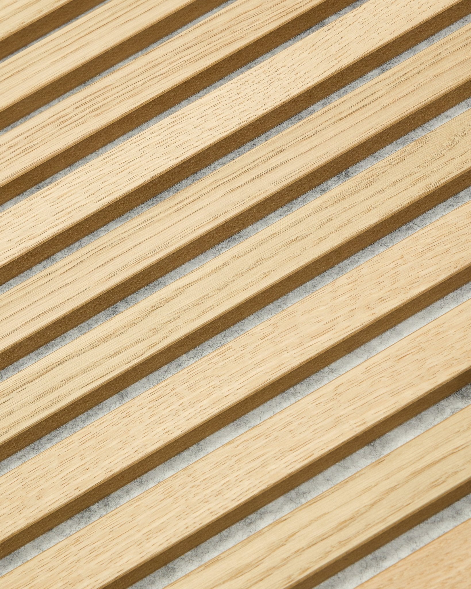 WoodUpp Original Akupanel in Classic Oak en Grey vilt, formaat 240 x 60 cm, heeft vertical houten latten voor een modern geometrisch Scandinavisch Akoestisch paneel design.
