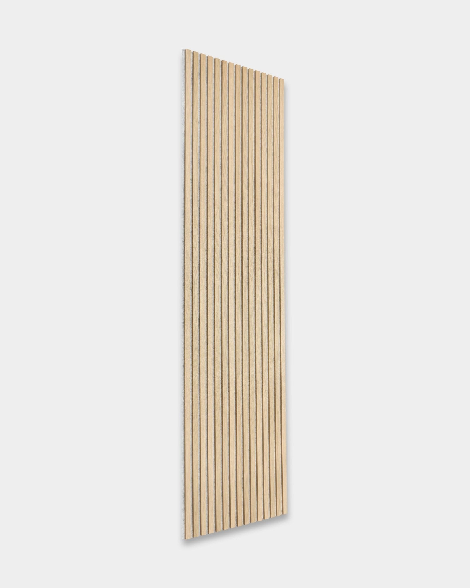 WoodUpp Akupanel Akoestisch paneel in Classic Oak met Grey vilten backing, 240x60 cm, heeft vertical houten latten voor een minimalistisch Scandinavisch design.