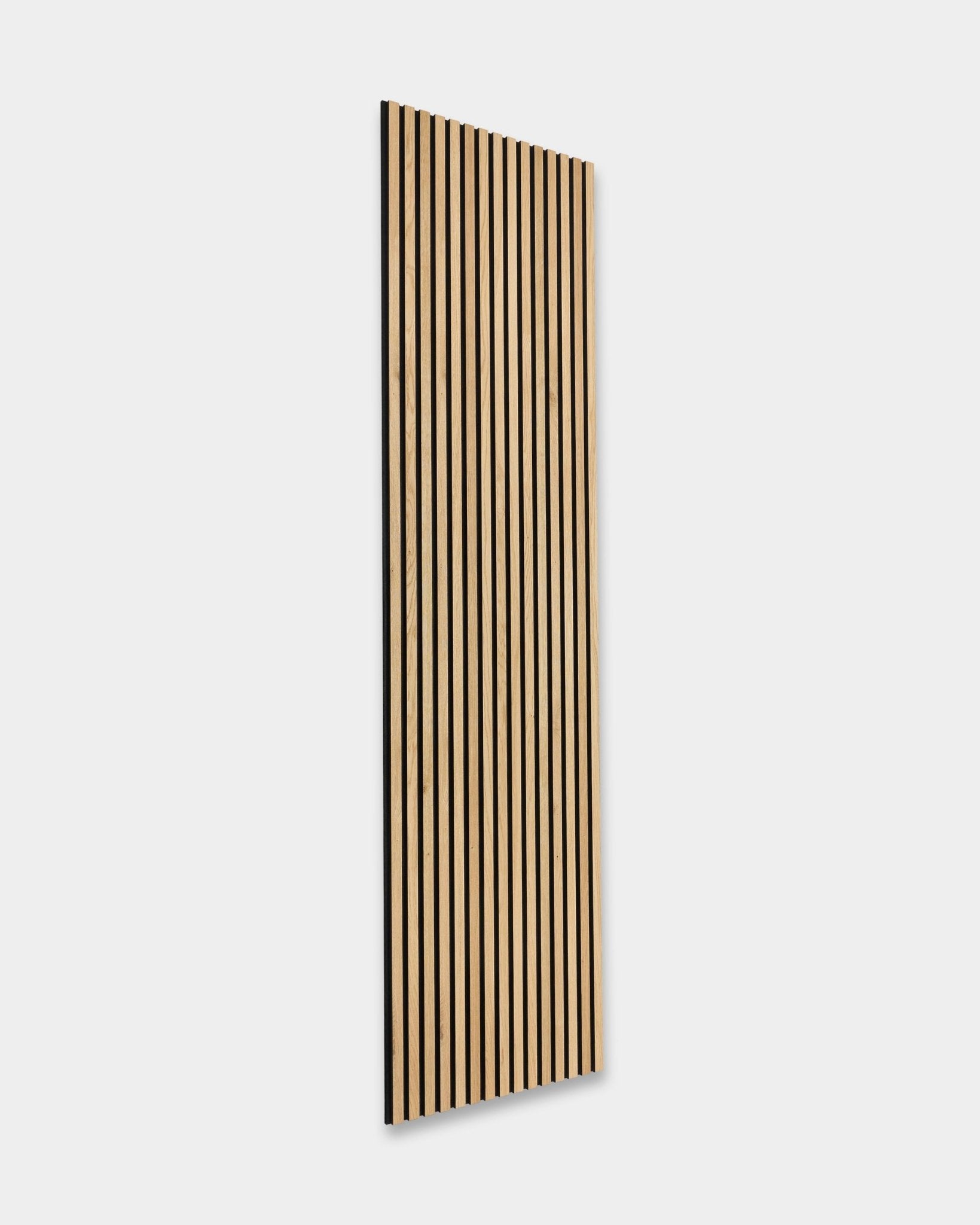 WoodUpp Akupanel in Natural Oak, 240x60 cm: Scandinavisch Akoestisch paneel met vertical black latten, gemonteerd op een witte muur. Minimalistisch Nordic design.