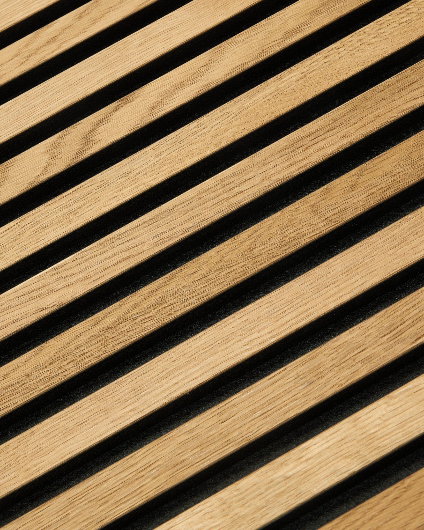 Close-up van het Rustic Akupanel akoestische lattenwandpaneel in Brown Oak (240 x 60 cm) van WoodUpp, met nadruk op modern Scandinavisch design en houten latten met textuur.