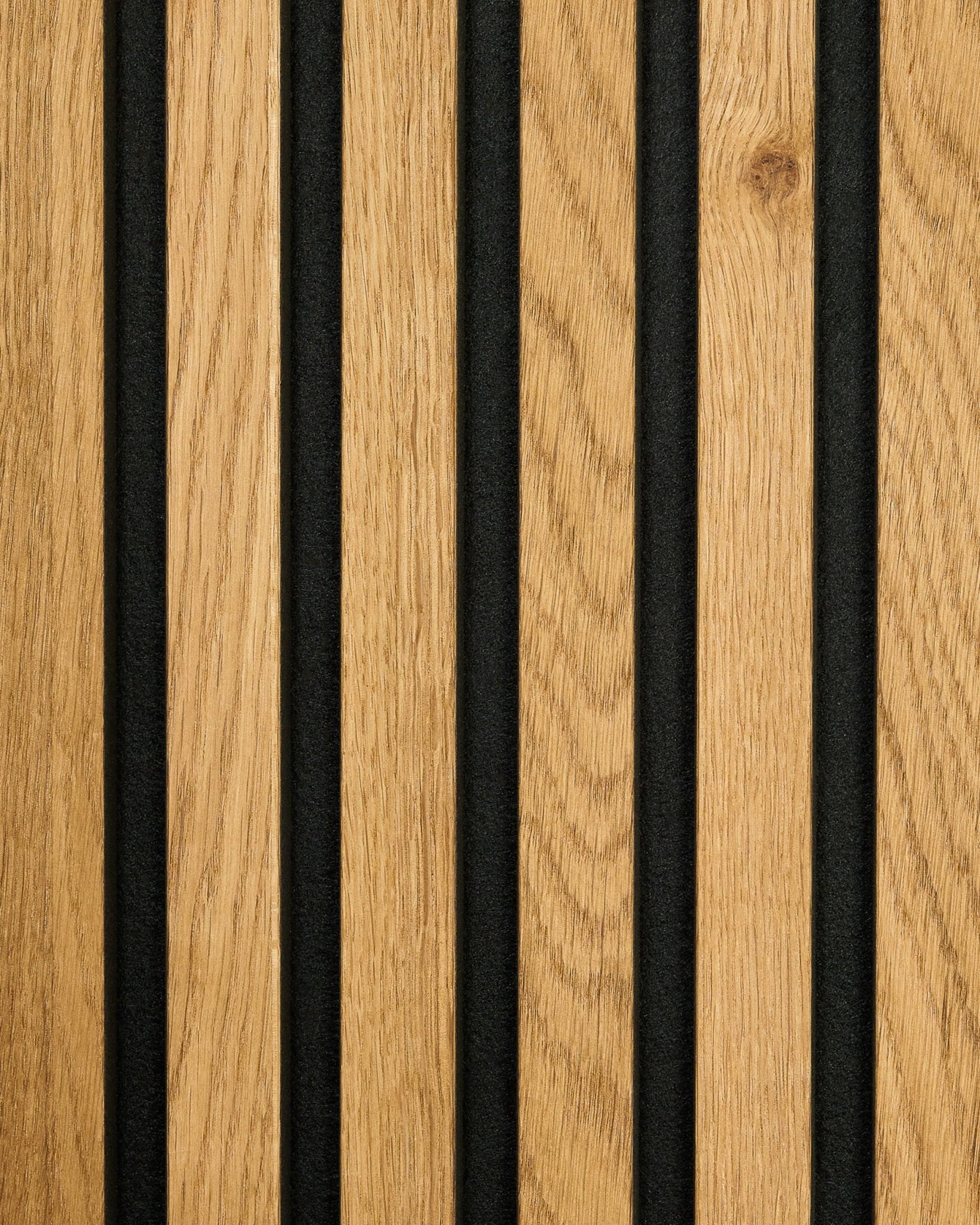 WoodUpp Akupanel in Rustic Brown Oak heeft vertical houten latten die afwisselen met black panelen, wat zorgt voor een gestreept Akoestisch paneel ontwerp.