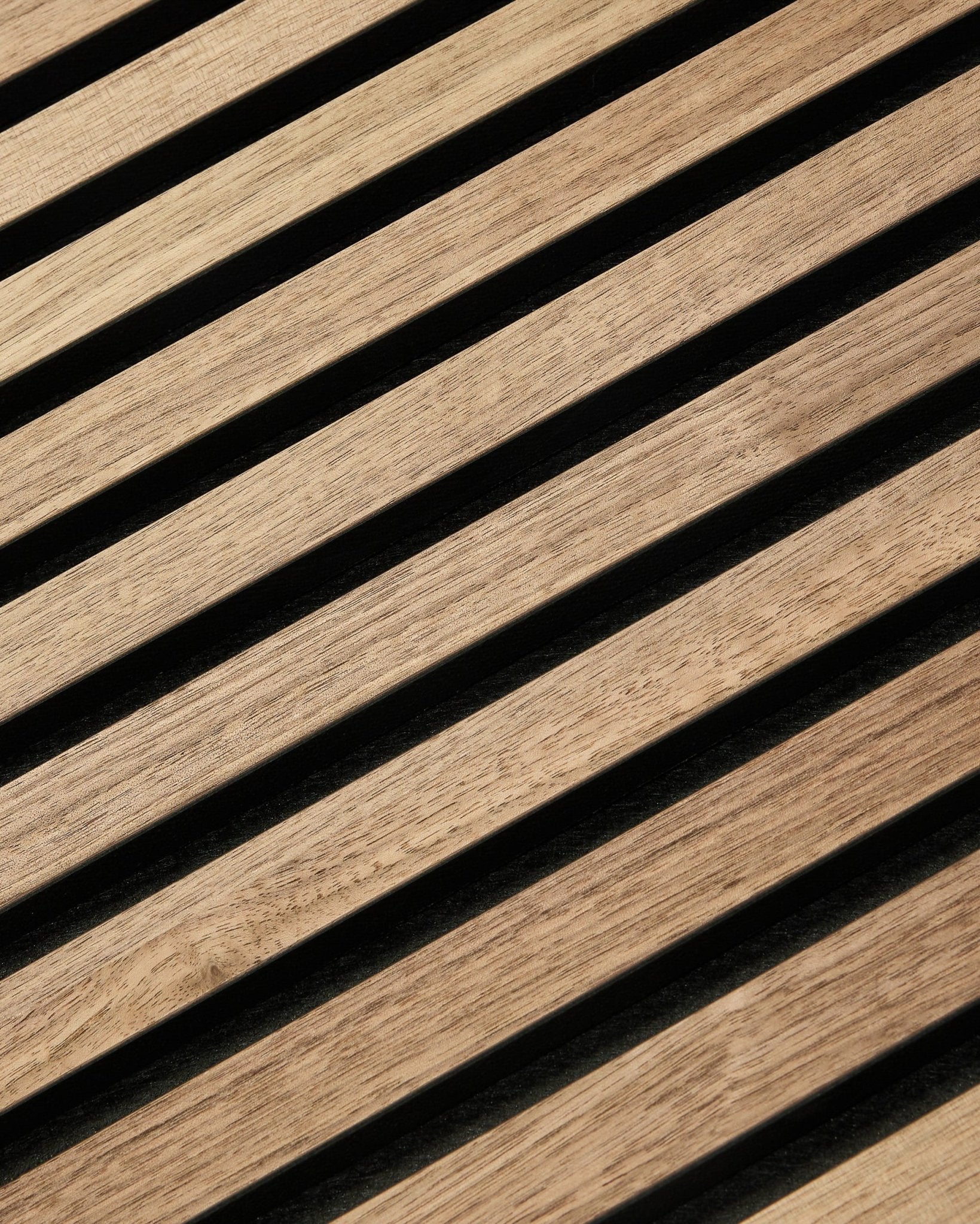 Close-up van WoodUpp Akupixel Walnut Akoestisch paneel (60x60 cm) met diagonale houten latten, minimalistisch Scandinavisch design en een warme walnootafwerking.