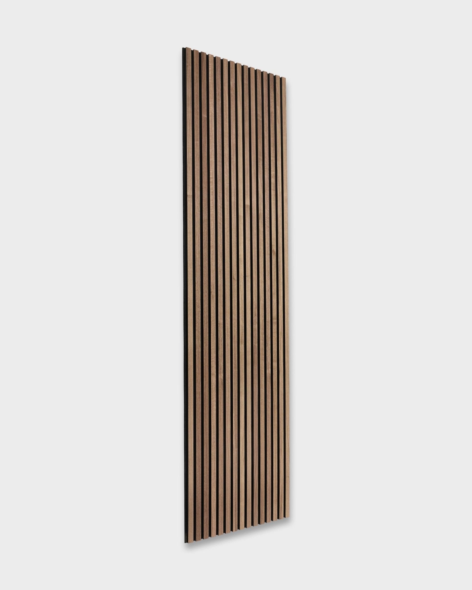 WoodUpp Akupanel Akoestisch paneel in walnoot, 300 x 60 cm; rechthoekig lattenontwerp in Scandinavische stijl met vertical houten latten op een lichtgrijze vilten achterkant.