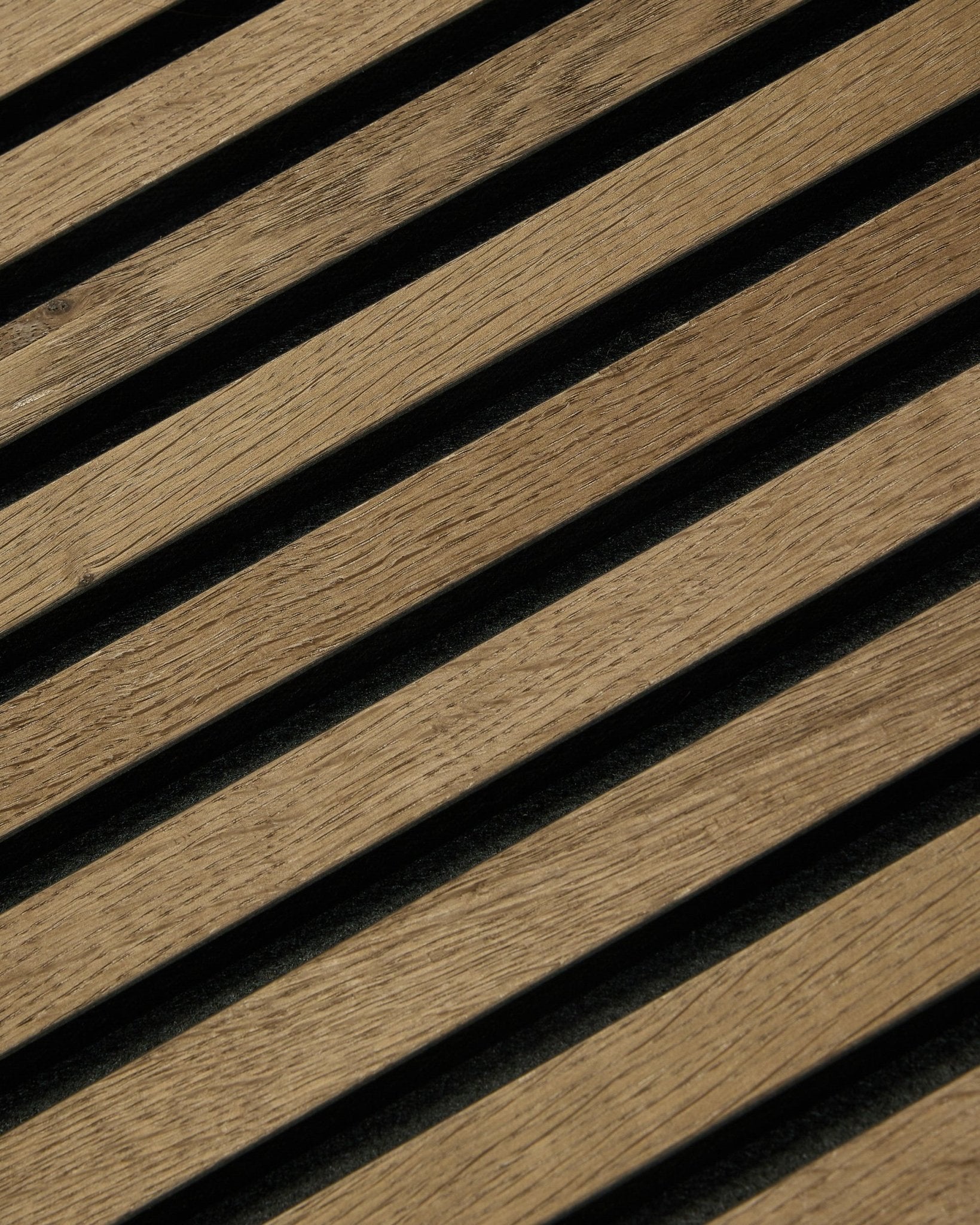 Diagonale houten latten met donkere tussenruimtes vormen strepen op een Rustic Akupixel Grey Oak Akoestisch paneel van 60x60 cm van WoodUpp, met een modern Scandinavisch ontwerp.