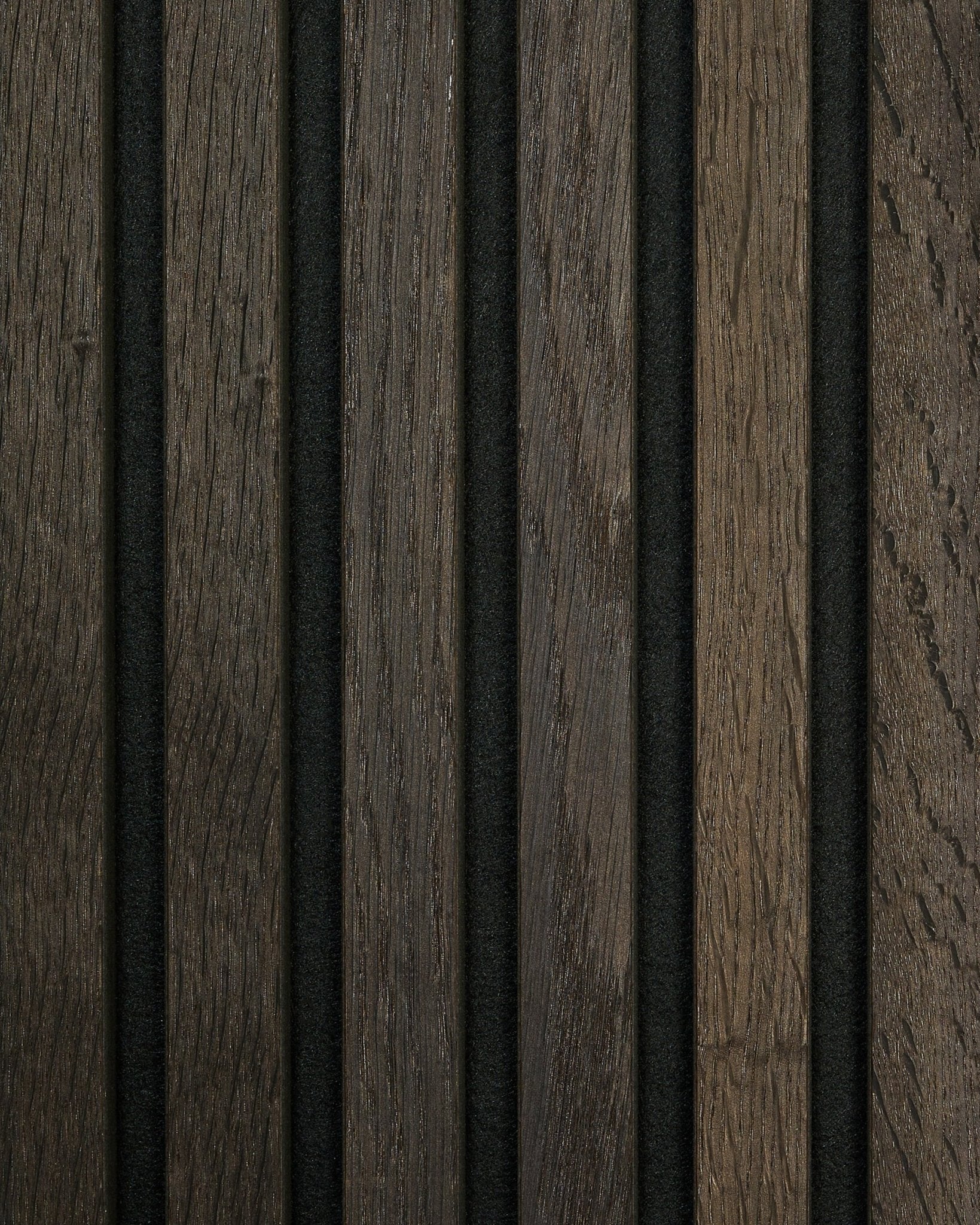 Close-up van WoodUpp Akupanel Rustic Sample in Smoked Oak met vertical akoestische latten in lichte en donkere brown tinten met smalle black tussenruimtes.
