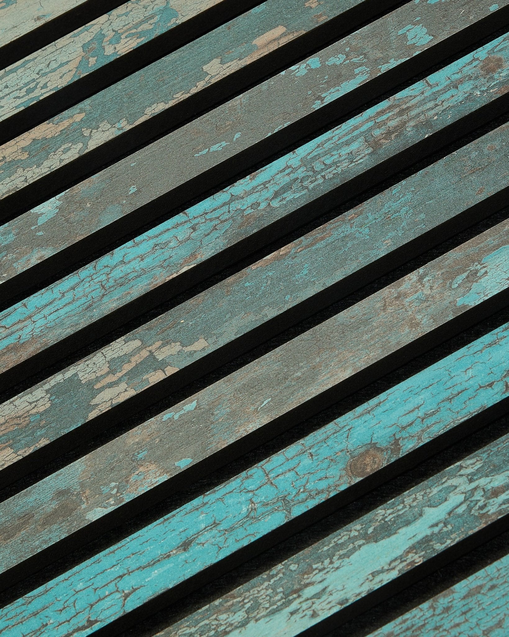 WoodUpp Akupanel Rebel in Oxide Blue, akoestisch houten paneel van 240x60 cm met verweerde textuur en een lattenontwerp in Nordic stijl.