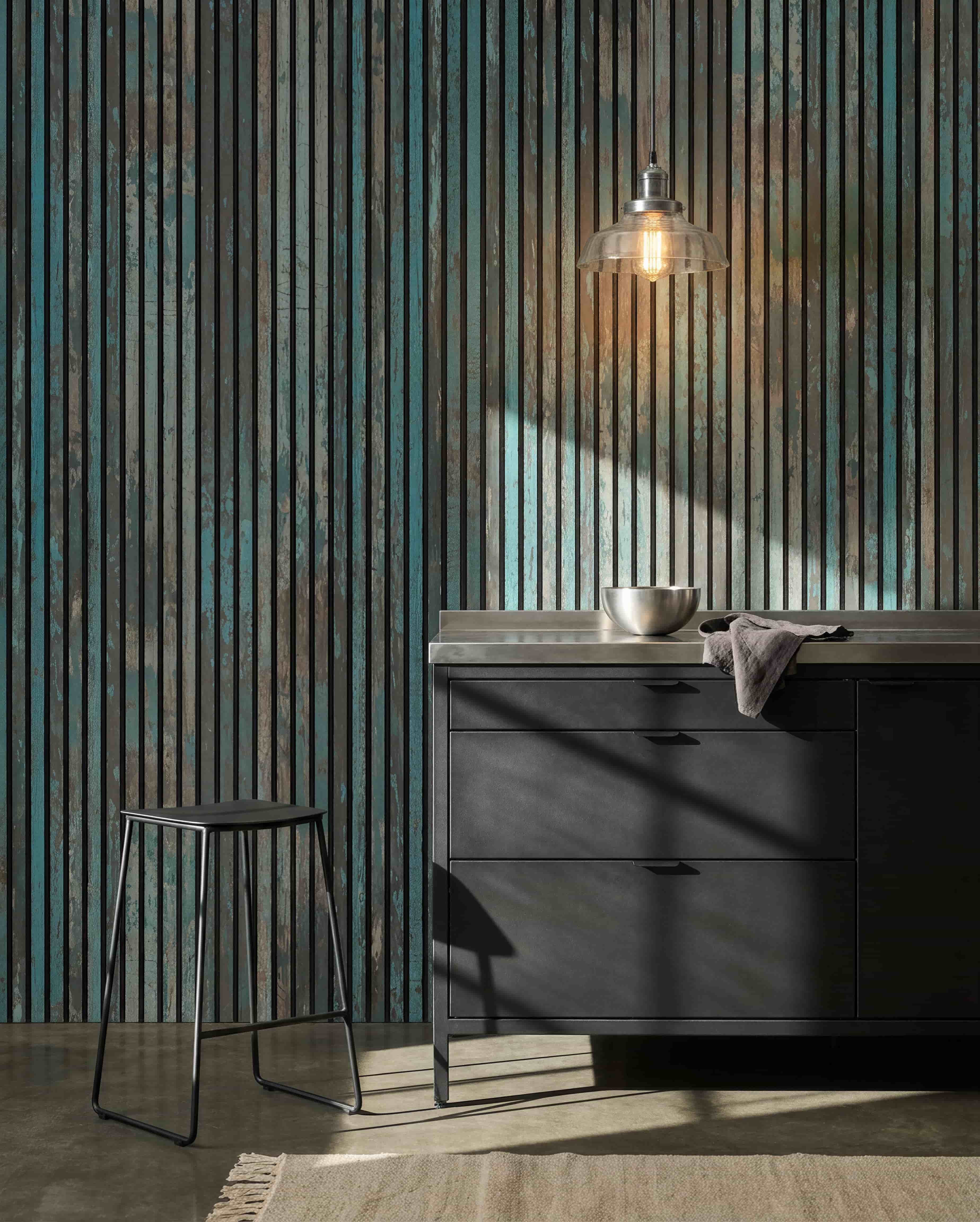 Moderne keuken met black krukken, black kasten, een kom onder een hanglamp, en een WoodUpp Akupanel Oxide Blue Akoestisch paneel aan de muur voor akoestisch comfort.