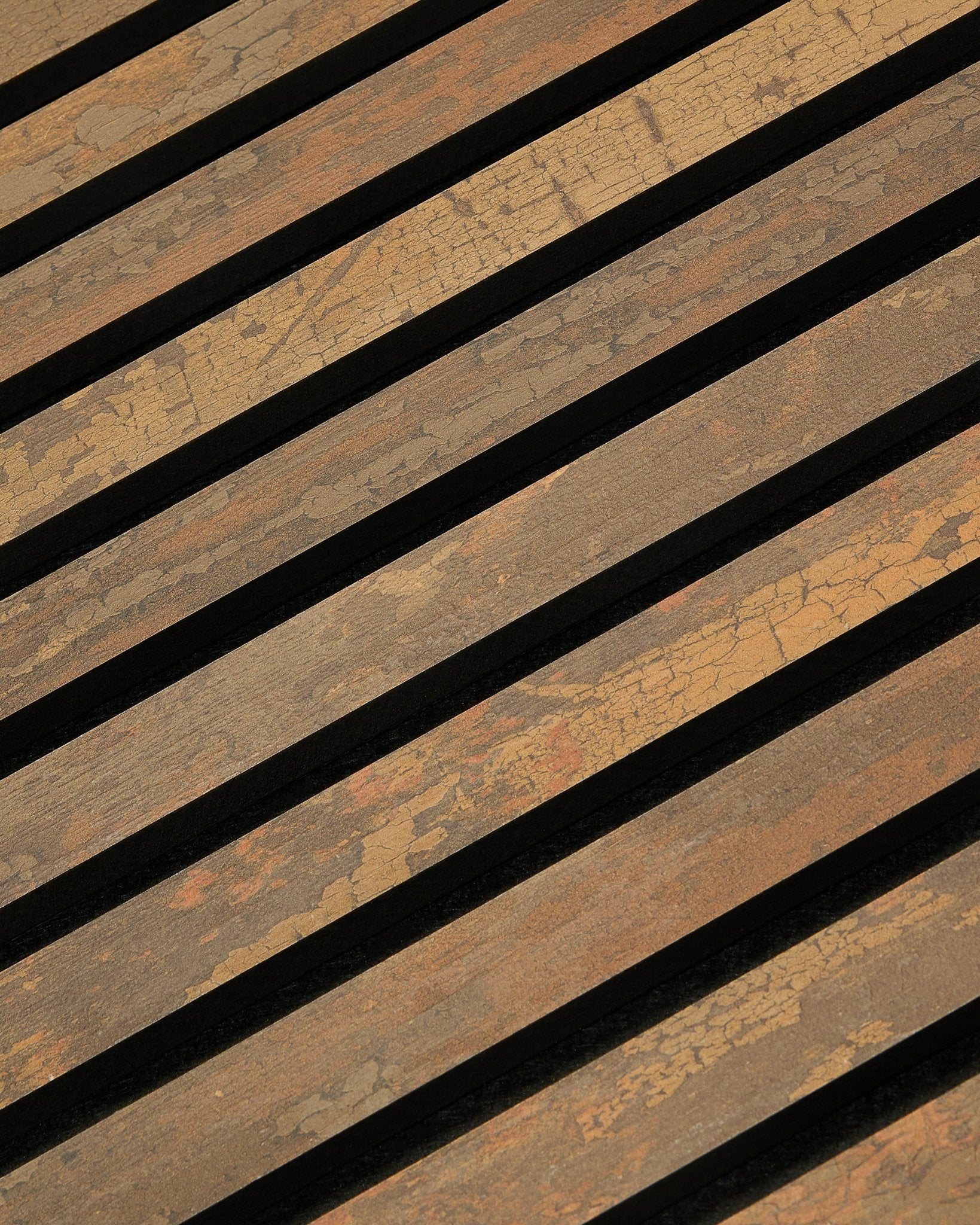 Close-up van WoodUpp Rebel Akupanel in Oxide Copper, 240x60cm, met een lineair Akoestisch paneel-ontwerp met smalle tussenruimtes voor betere geluidsabsorptie.