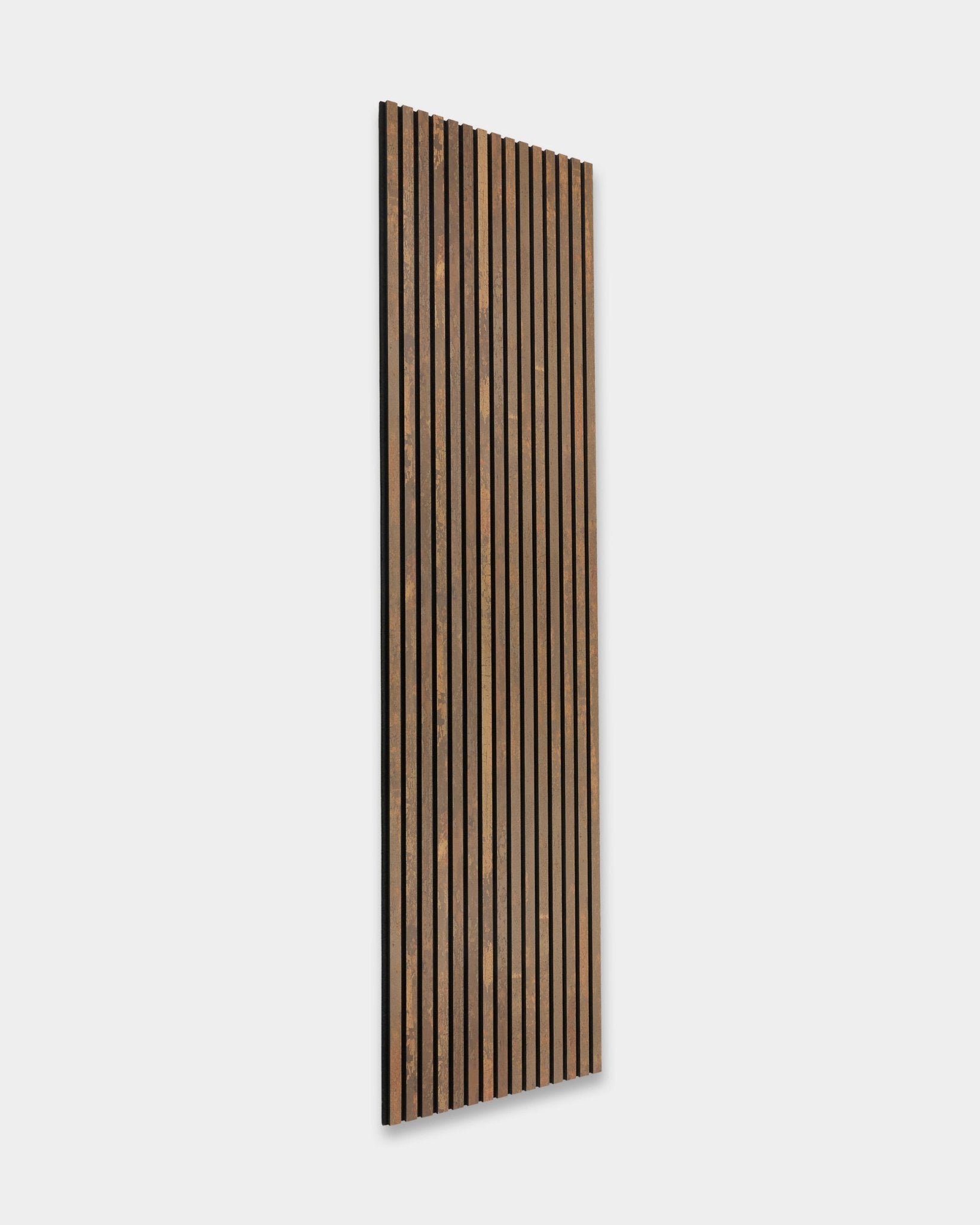 De Rebel Akupanel in Oxide Copper, 240x60 cm van WoodUpp, Akoestisch paneel met lattenontwerp tegen een effen lichtgrijze achtergrond.