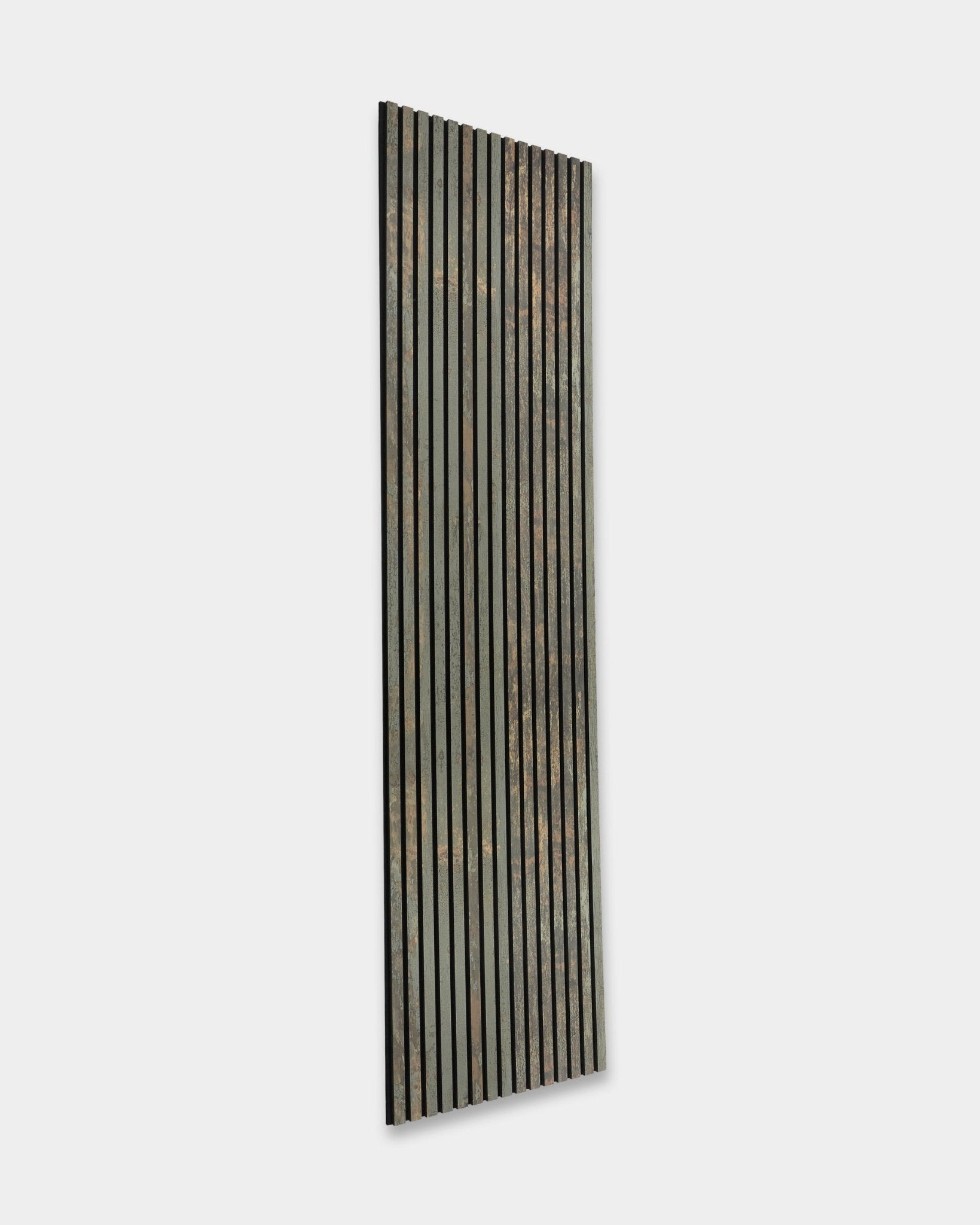 Rebel Akupanel in Oxide Grey van WoodUpp is een Akoestisch paneel van 240x60 cm met vertical black en grijze latten, ontworpen voor geluidsabsorptie en een rustieke, verweerde uitstraling.