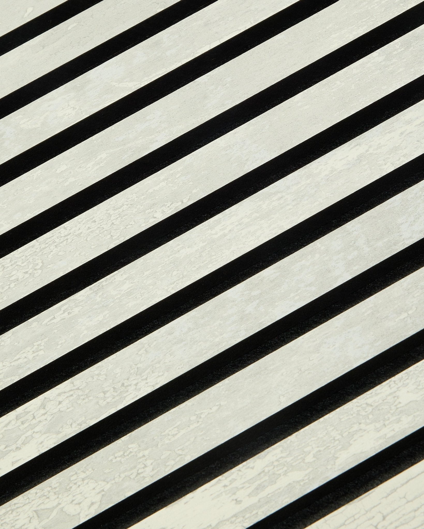 Akupanel Akoestisch paneel van WoodUpp in Oxide White heeft black en witte diagonale strepen met een lattenstructuur. Afmetingen: 240 x 60 cm. Scandinavisch design.