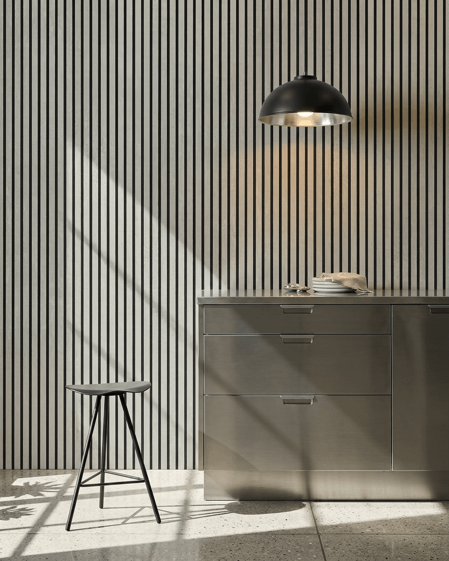 Cuisine minimaliste avec un Akupanel Panneau acoustique WoodUpp en blanc oxyde avec feutre Black, 240 x 60 cm, comme élément mural à lattes vertical.