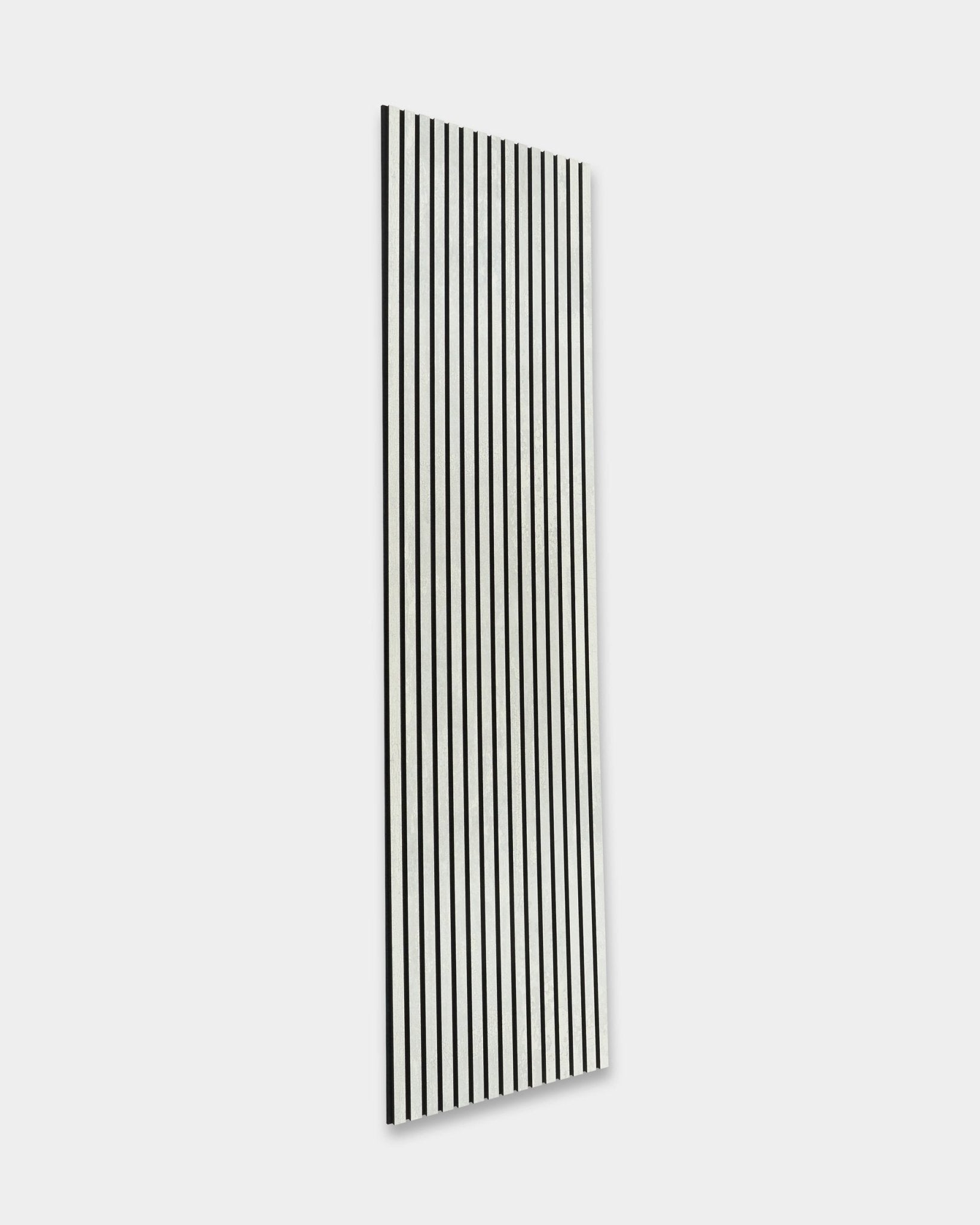 WoodUpp Rebel Akupanel in Oxide White (240 x 60 cm) met black vertical latten, voor een betere ruimteakoestiek tegen een lichtgrijze achtergrond. Scandinavisch minimalistisch design.