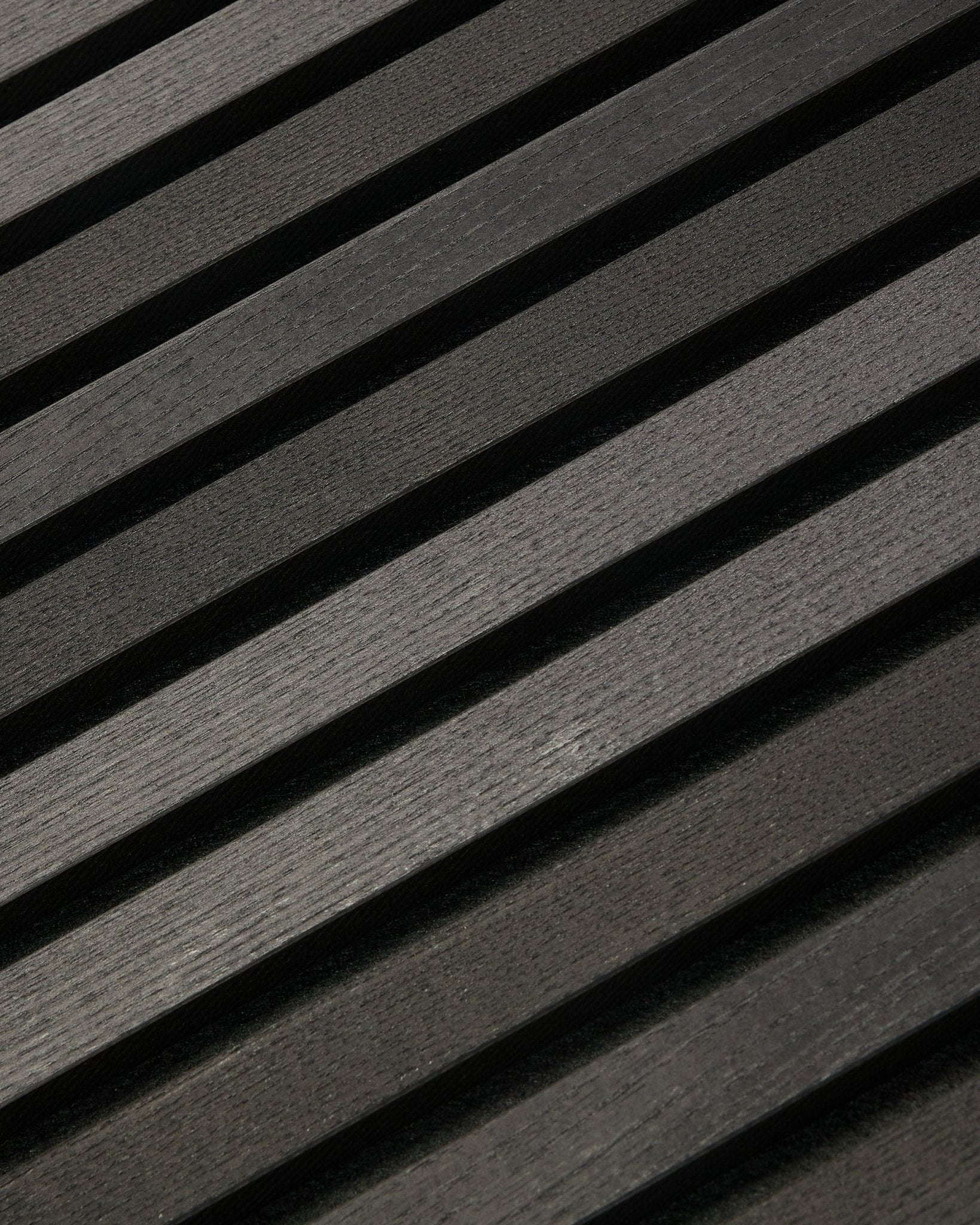 Tonal Akupanel in Black Ash (300 x 60 cm) van WoodUpp, een donker diagonaal Akoestisch paneel met latten met textuur en een Scandinavische uitstraling voor binnenwanden.