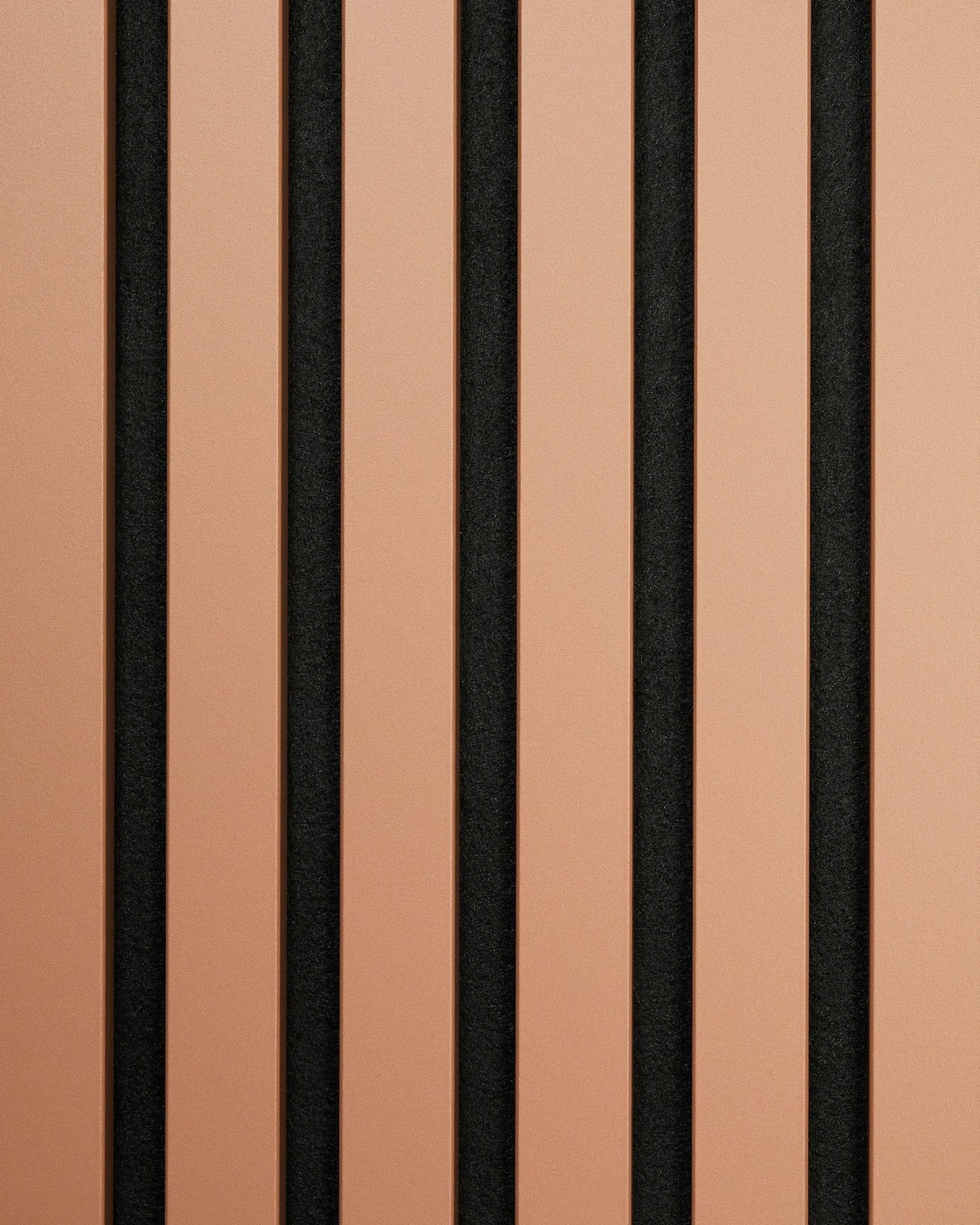 De Hue | Sample / Clay van WoodUpp toont vertical lichte brown en black akoestische panelen in een minimalistisch streeppatroon, waarbij Scandinavisch design centraal staat.