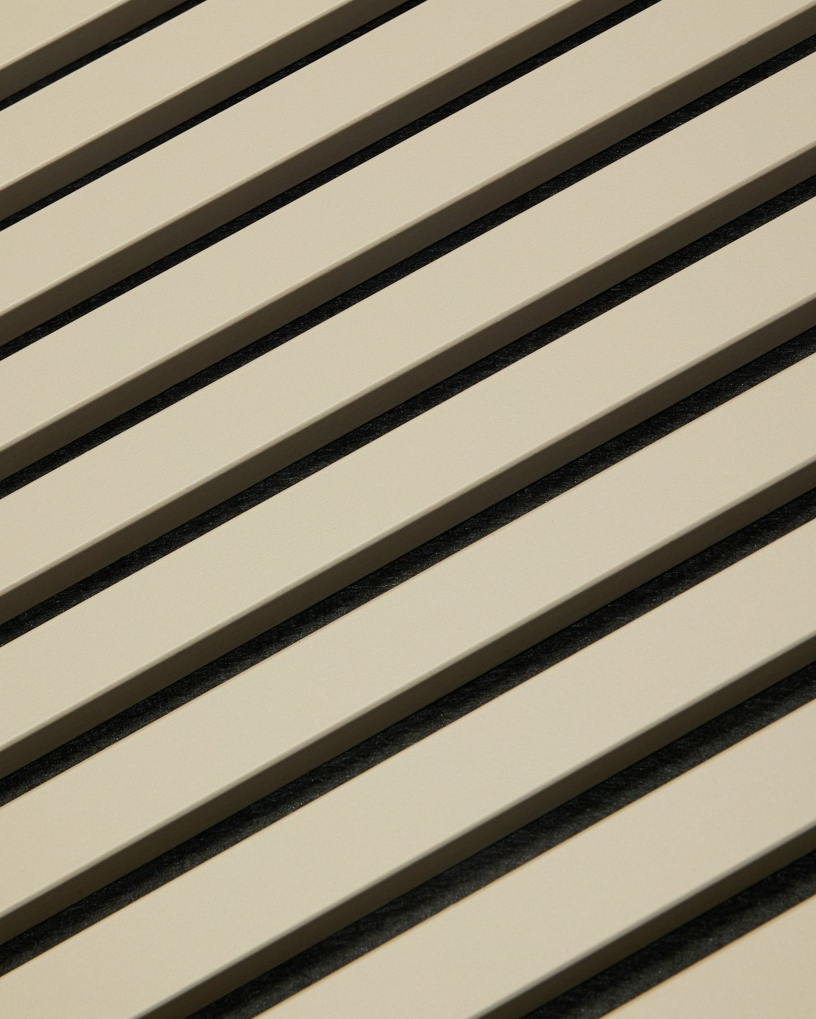 Hue Akupanel / Stone van WoodUpp, een beige Akoestisch paneel met geometrisch lattenpatroon, 240 x 60 cm, ontworpen om de akoestiek in binnenruimtes te verbeteren.