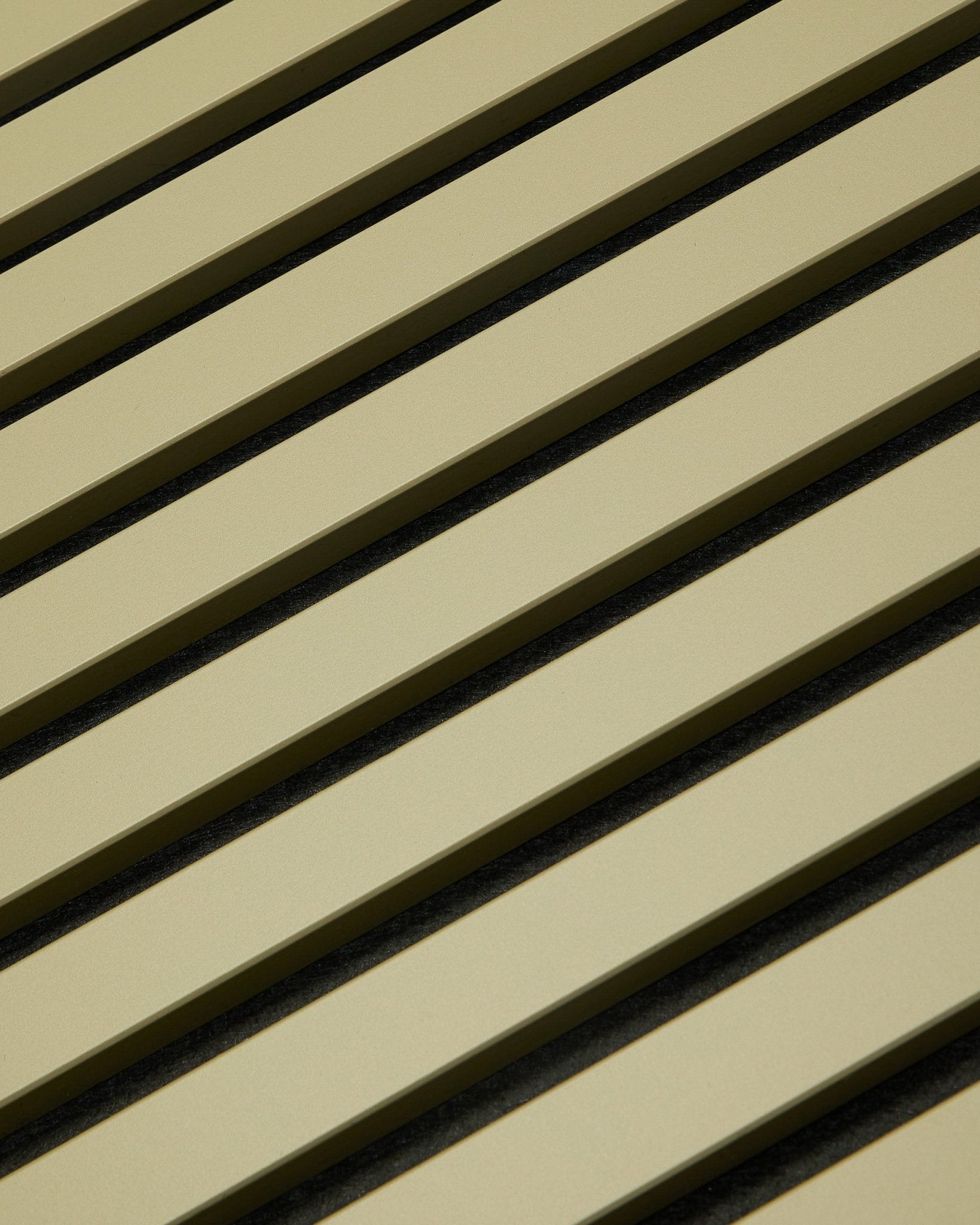 WoodUpp Hue Akupanel Moss (240 x 60 cm) Akoestisch paneel met beige houten latten en donkere tussenruimtes, wat zorgt voor een gestreept, geometrisch patroon voor geluidsabsorptie.