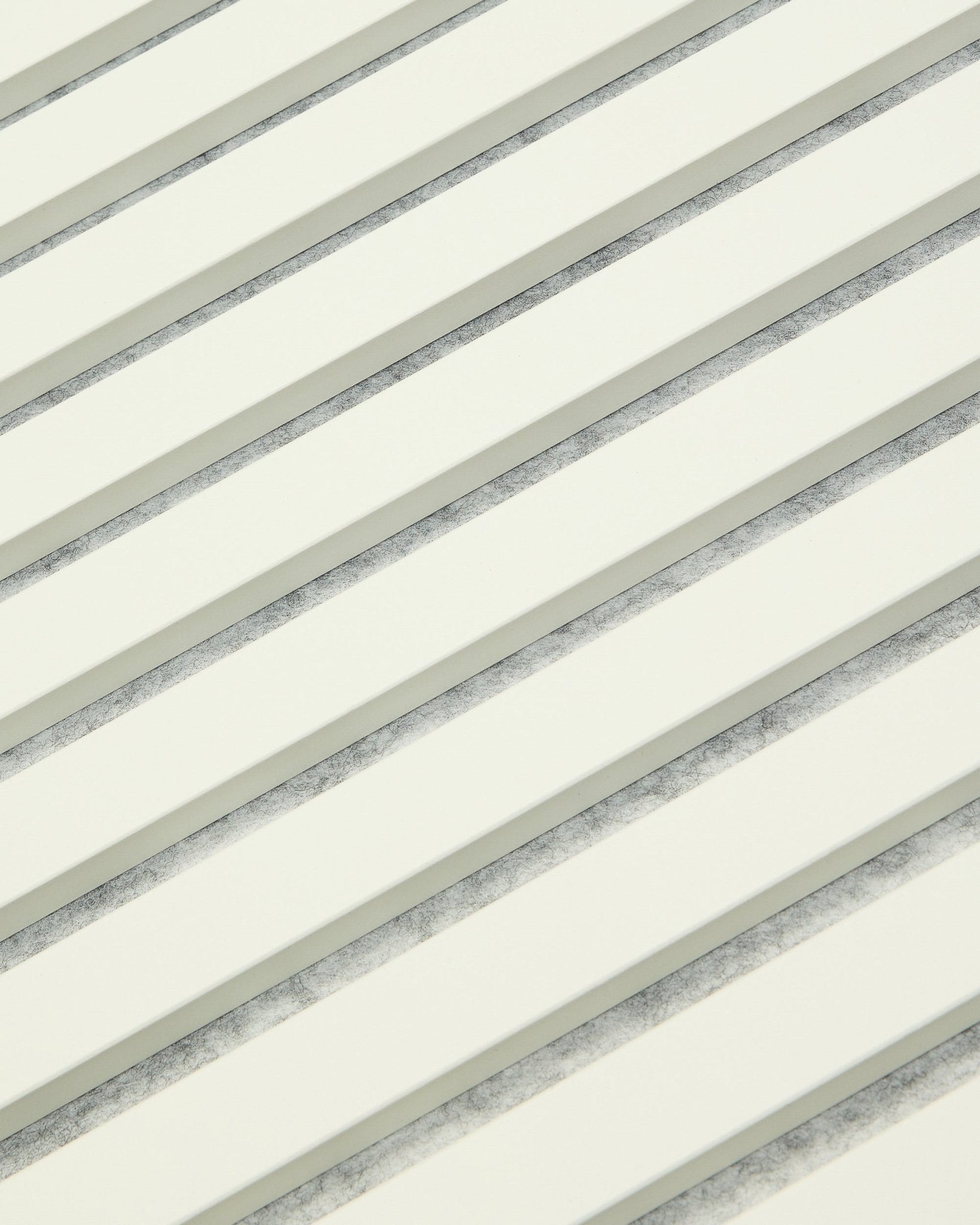 WoodUpp Akupanel Snow (240 x 60 cm) is een wit Akoestisch paneel met gelijkmatig verdeelde latten en subtiele grijze schaduwen, ontworpen voor moderne Scandinavische interieurs.