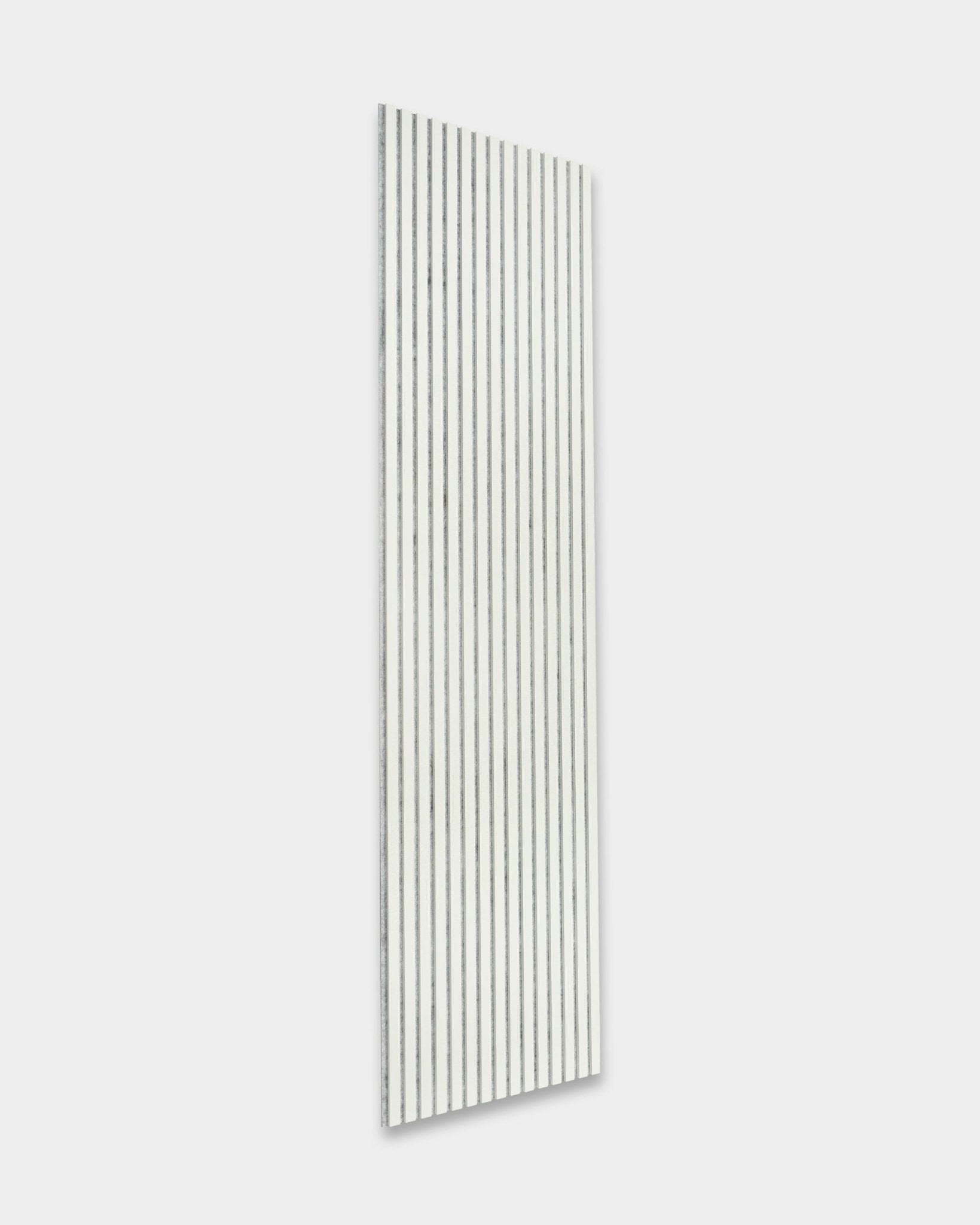 Akupanel Snow van WoodUpp, een wit akoestisch lattenwandpaneel met black groeven (240 x 60 cm), gemonteerd op een lichtgrijze muur voor een betere akoestiek.