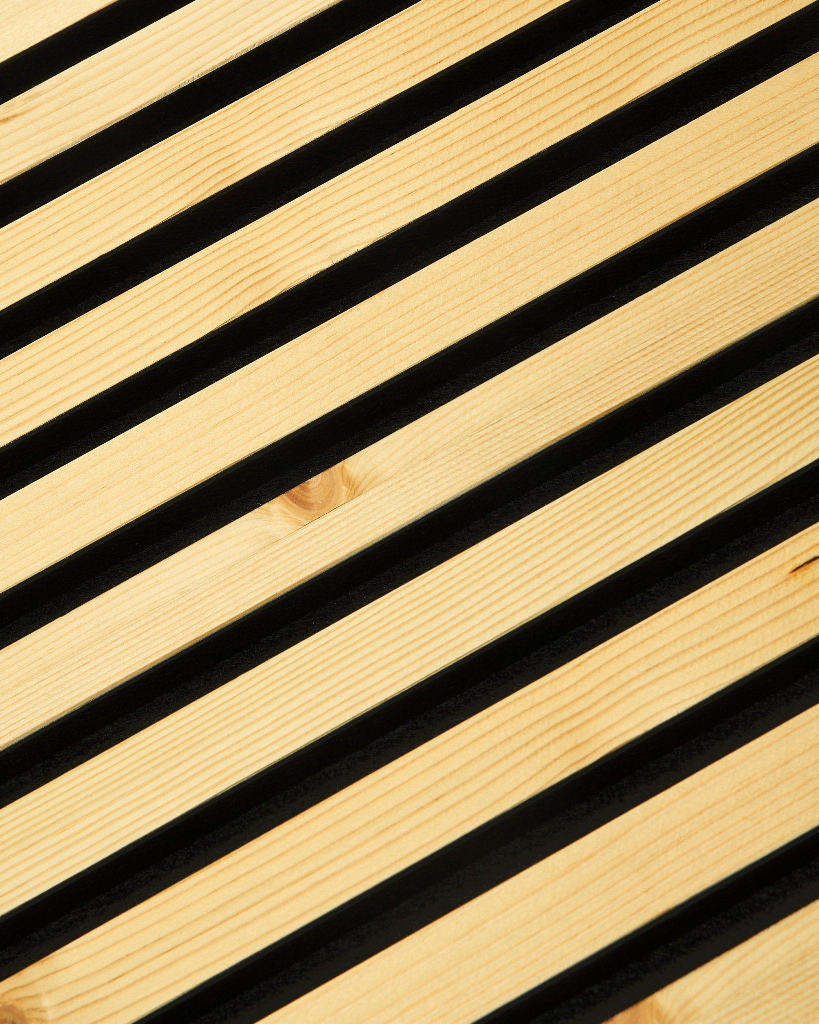 Close-up van WoodUpp Akupanel Rustic | Alp, 240 x 60 cm Akoestisch paneel met diagonale houten latten, donkere tussenruimtes en minimalistisch Scandinavisch design.