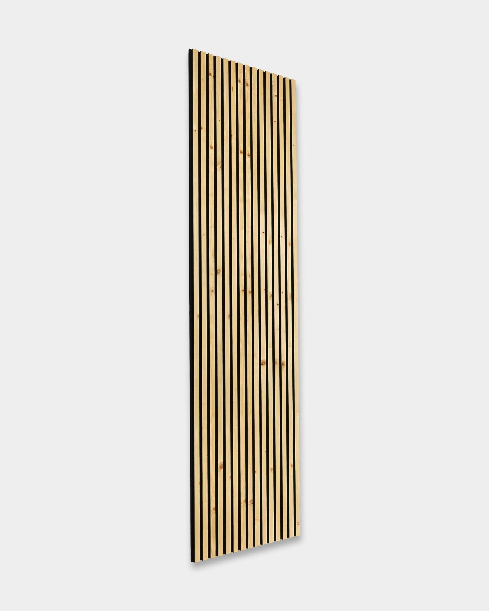 WoodUpp Akupanel Rustic Alp 300x60cm Akoestisch paneel met vertical licht houten latten op een black ondergrond, gemonteerd op een witte muur. Scandinavisch minimalistisch design.