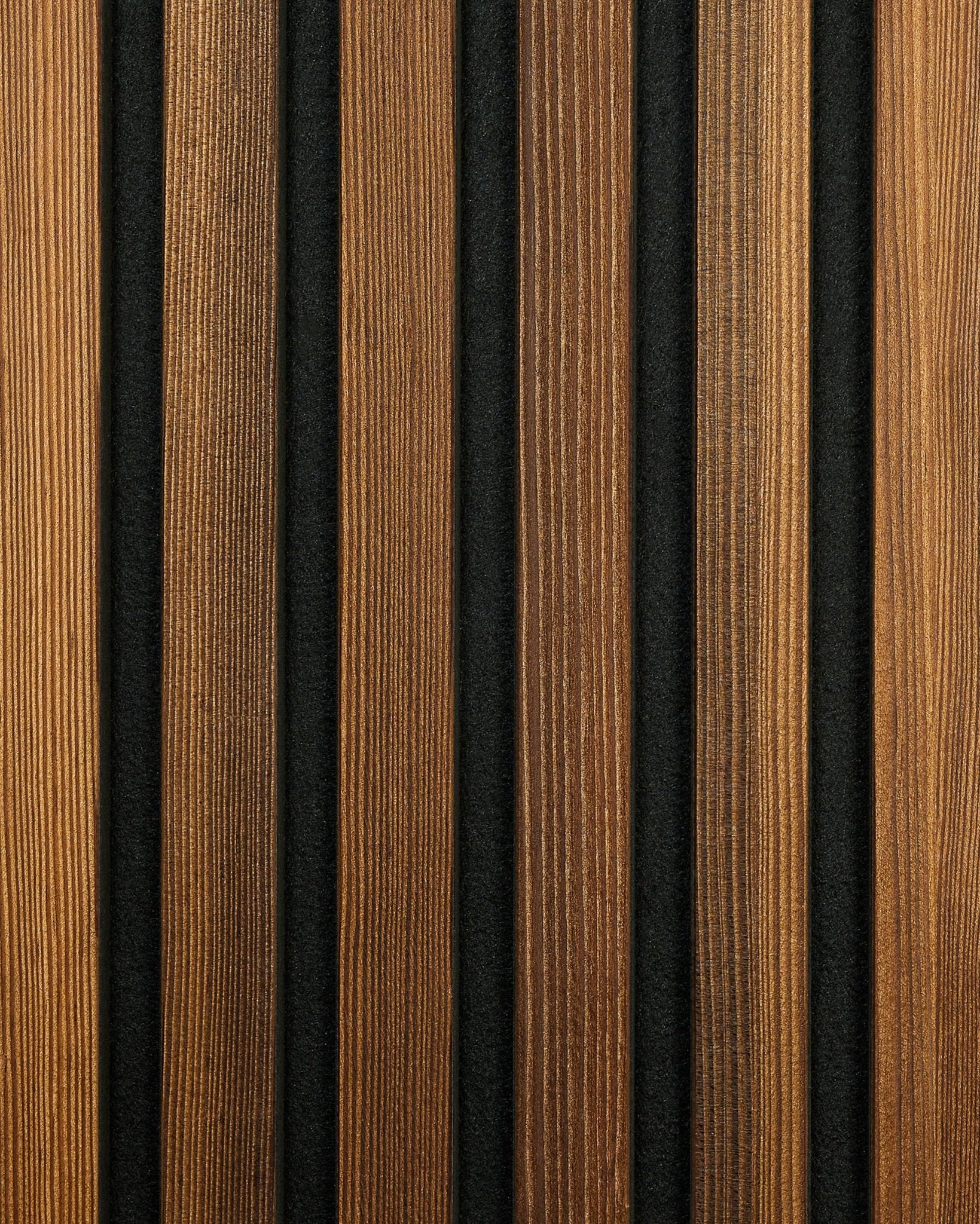 WoodUpp Akupanel Rustic Sample in Smoked Larch, met vertical akoestische houten lamellen met een natuurlijke nerf en black groeven, waarin het Nordic design duidelijk naar voren komt.