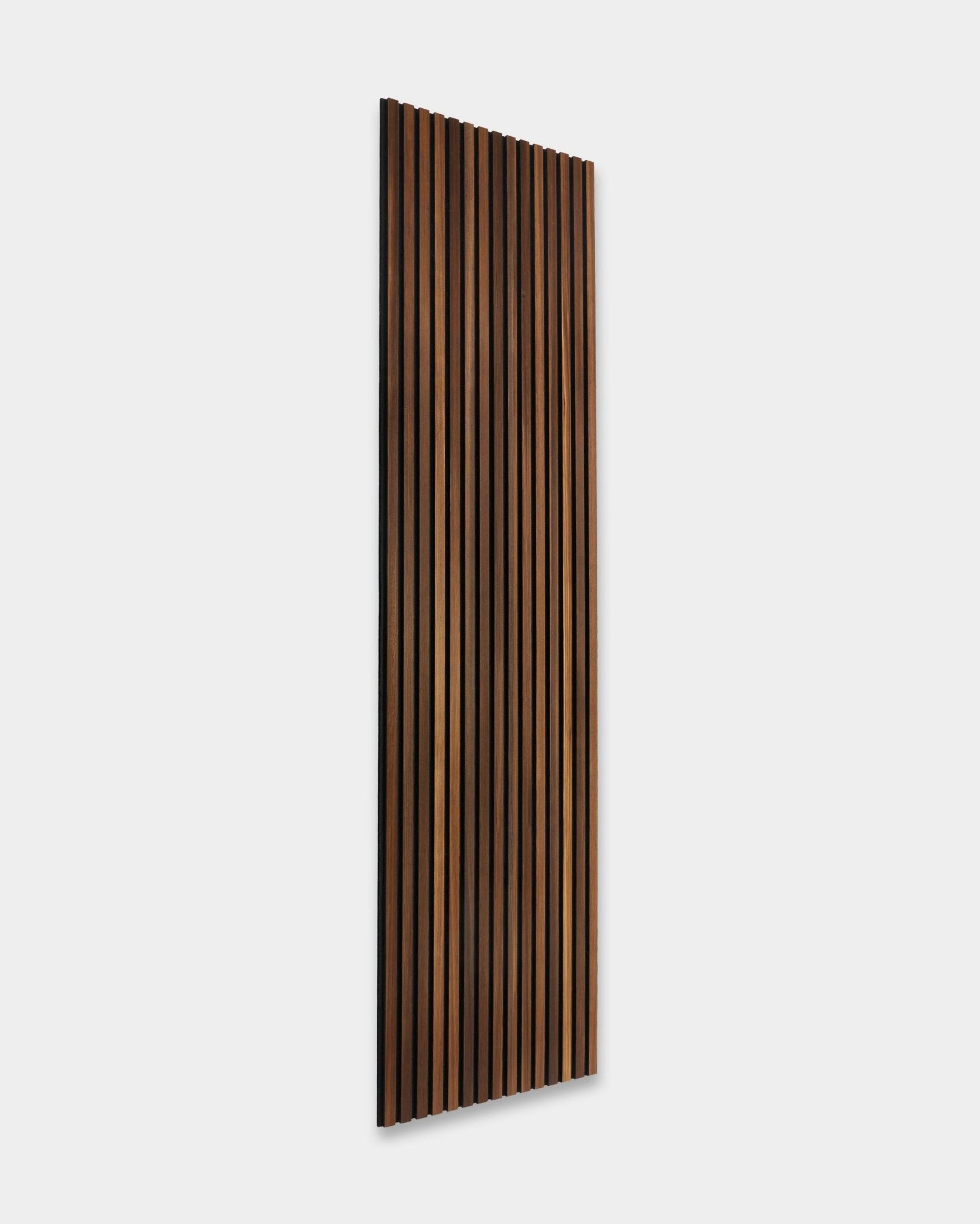 WoodUpp Rustic Akupanel, een 300x60 cm gerookt lariks Akoestisch paneel met vertical latten, heeft een minimalistisch Scandinavisch design voor wandmontage.
