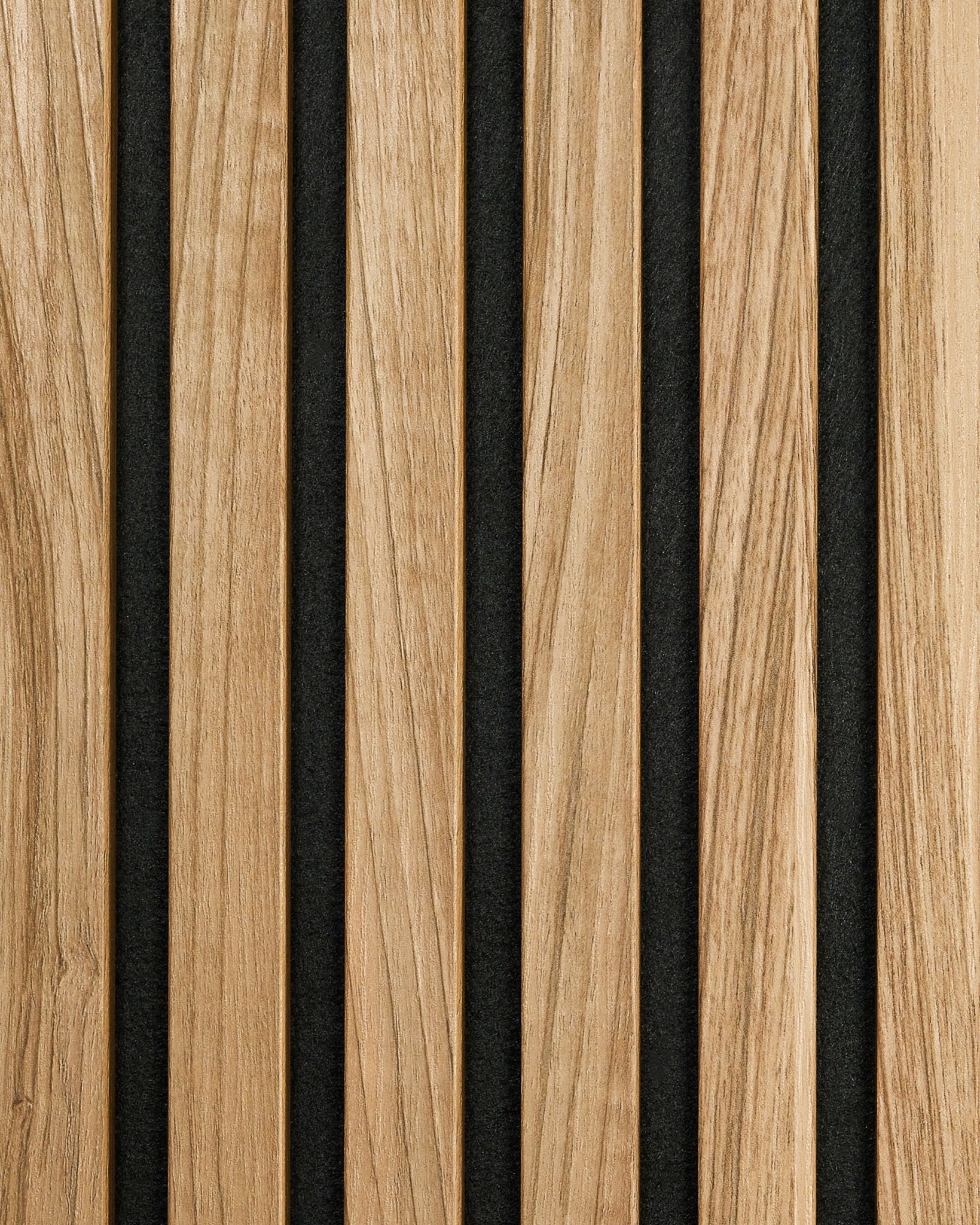 De Essential | Sample / English Walnut van WoodUpp heeft vertical Akoestisch paneel latten van natuurlijk walnoothout met tussenruimtes van black voor een modern, minimalistisch effect.