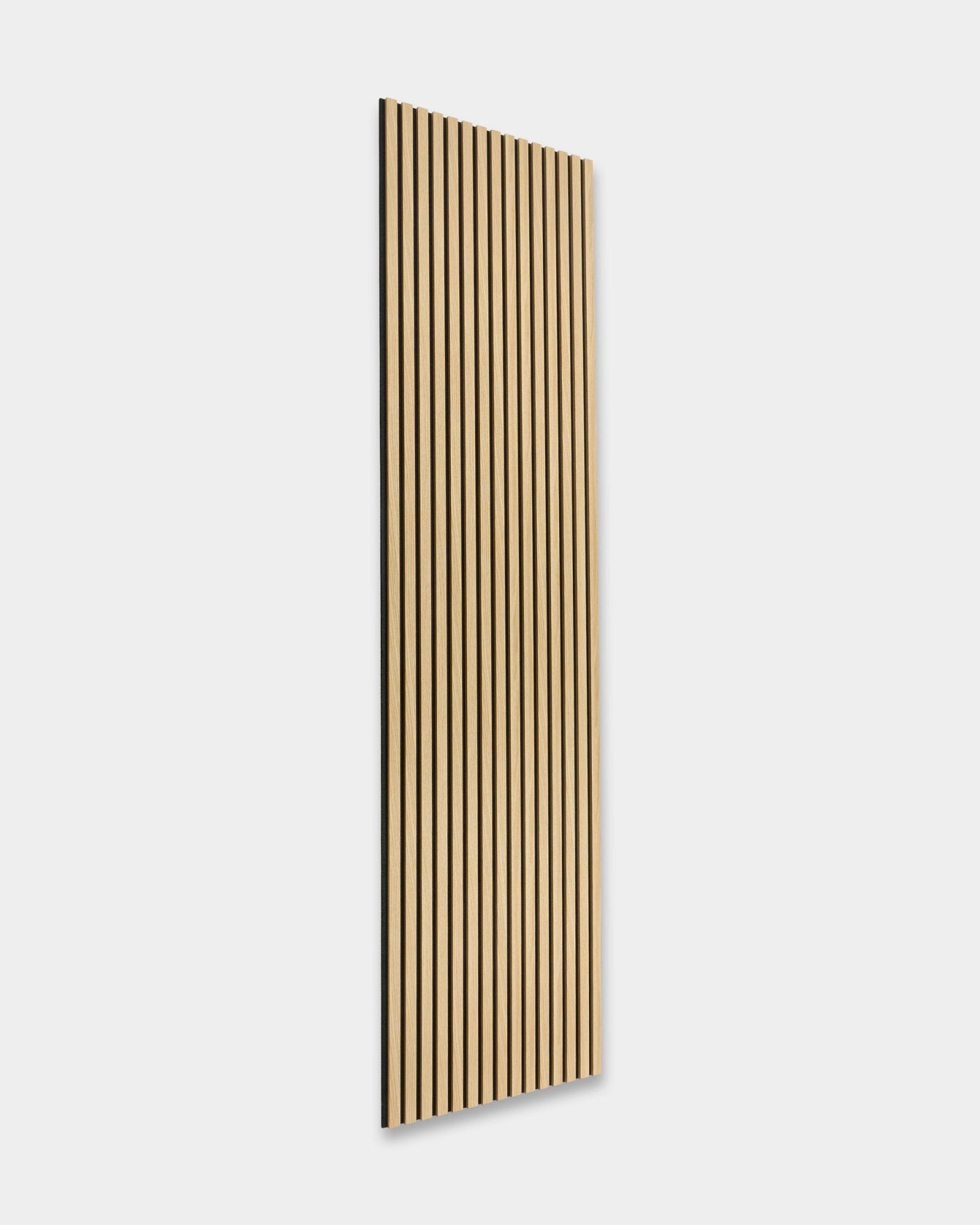 WoodUpp Akupanel The Essential in Southern Oak, een Nordic Akoestisch paneel van 240 x 60 cm met vertical black groeven en een houten lattenontwerp.