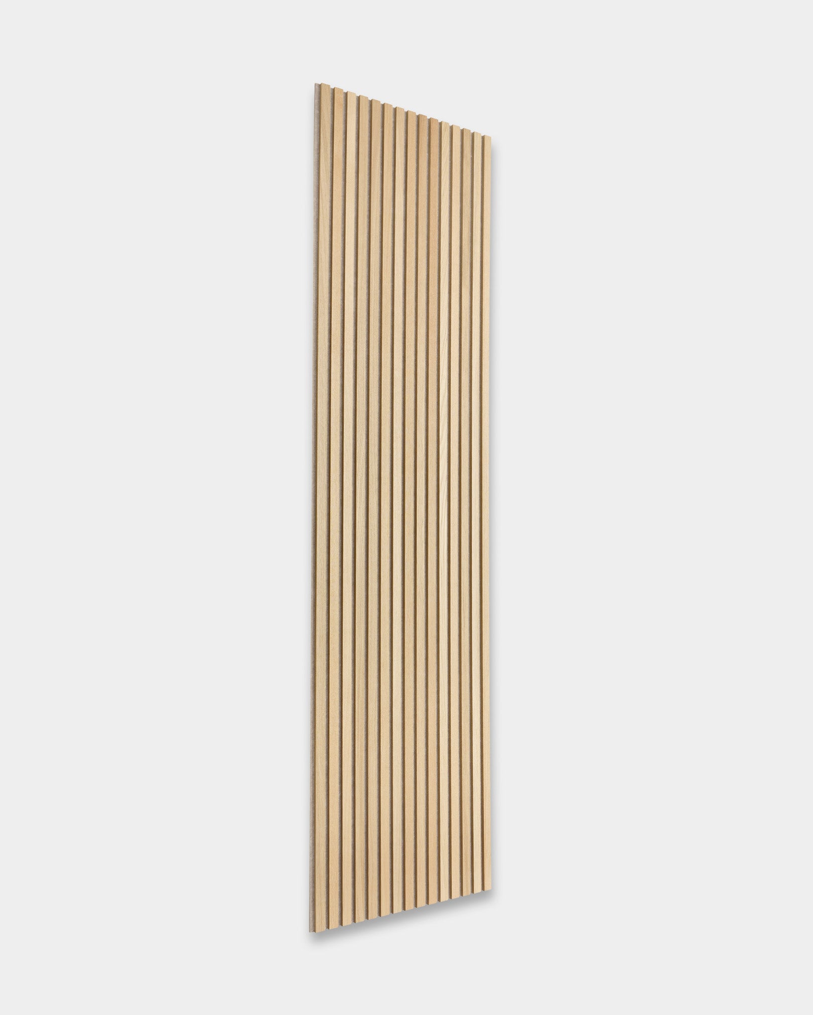 WoodUpp Akupanel akoestische houten panelen met een rechthoekig ontwerp en gelijkmatig verdeelde vertical latten, schuin geplaatst op een minimalistische lichtgrijze achtergrond.