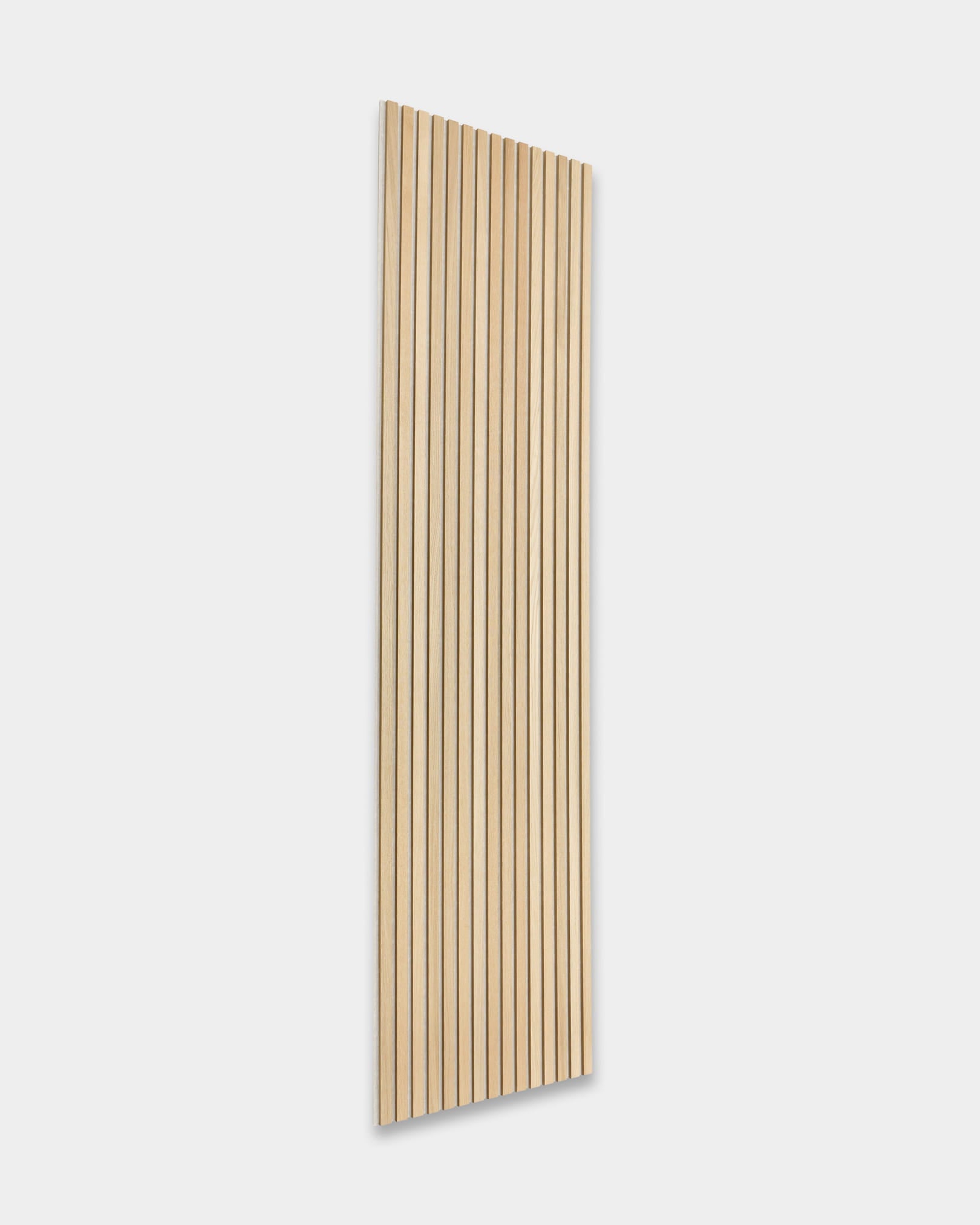 WoodUpp Akupanel rechthoekige akoestische houten panelen met gelijkmatig verdeelde vertical latten, weergegeven tegen een effen witte achtergrond.