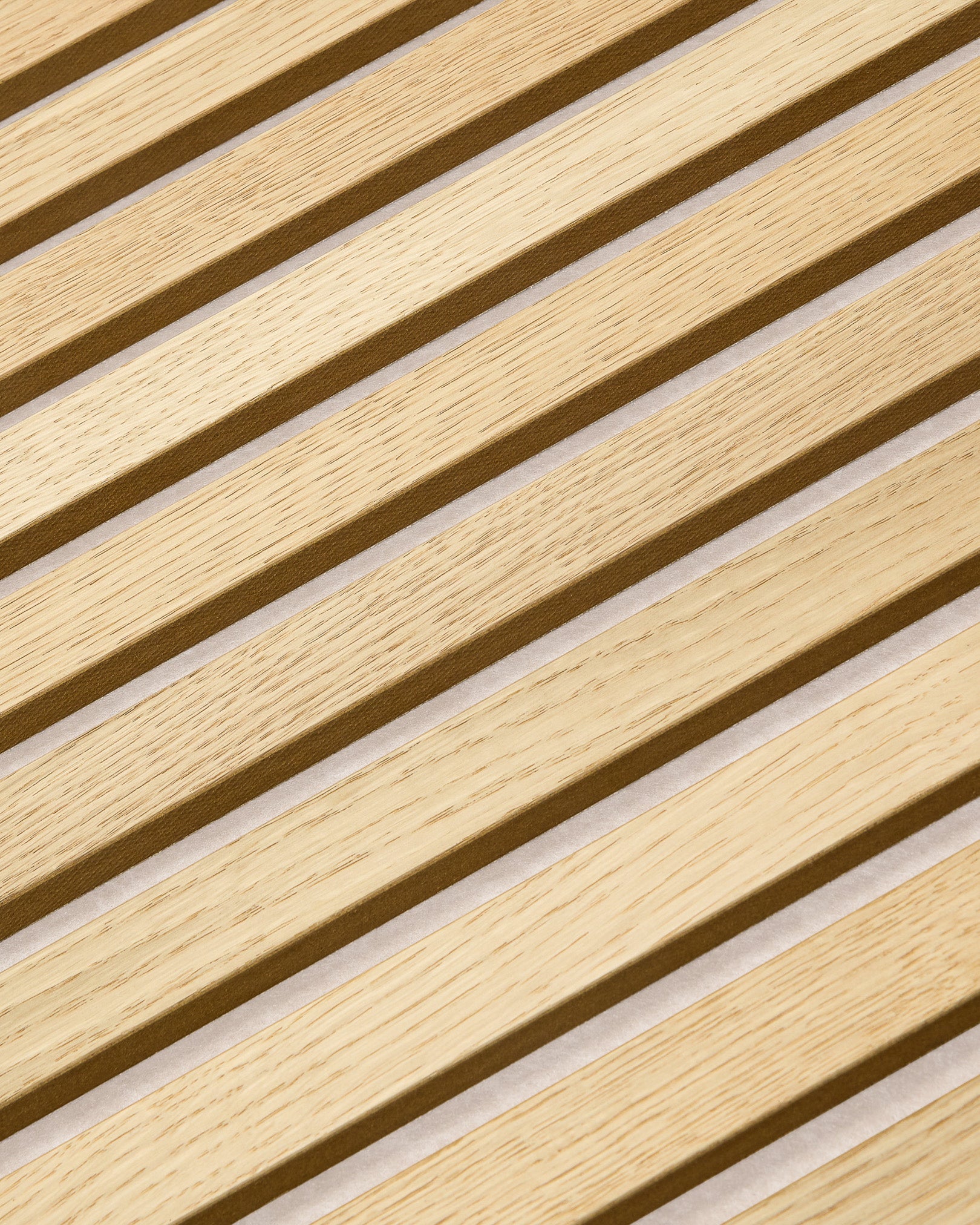 Close-up van WoodUpp Akupanel Akoestisch paneel in Classic Oak met licht beige vilt, 240x60 cm, met een Scandinavische houten lattenstructuur en geluidsabsorberend ontwerp.