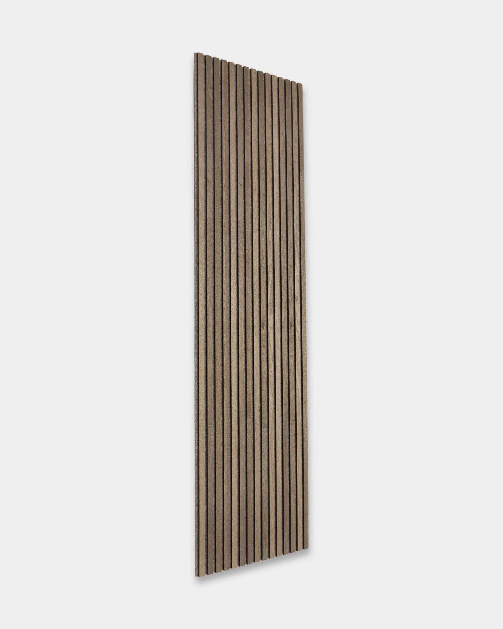 WoodUpp Tonal Akupanel in Grey Oak (240x60 cm) is een Scandinavisch Akoestisch paneel met afwisselend donkere en lichte natural wood latten op een lichtgrijze achterzijde.