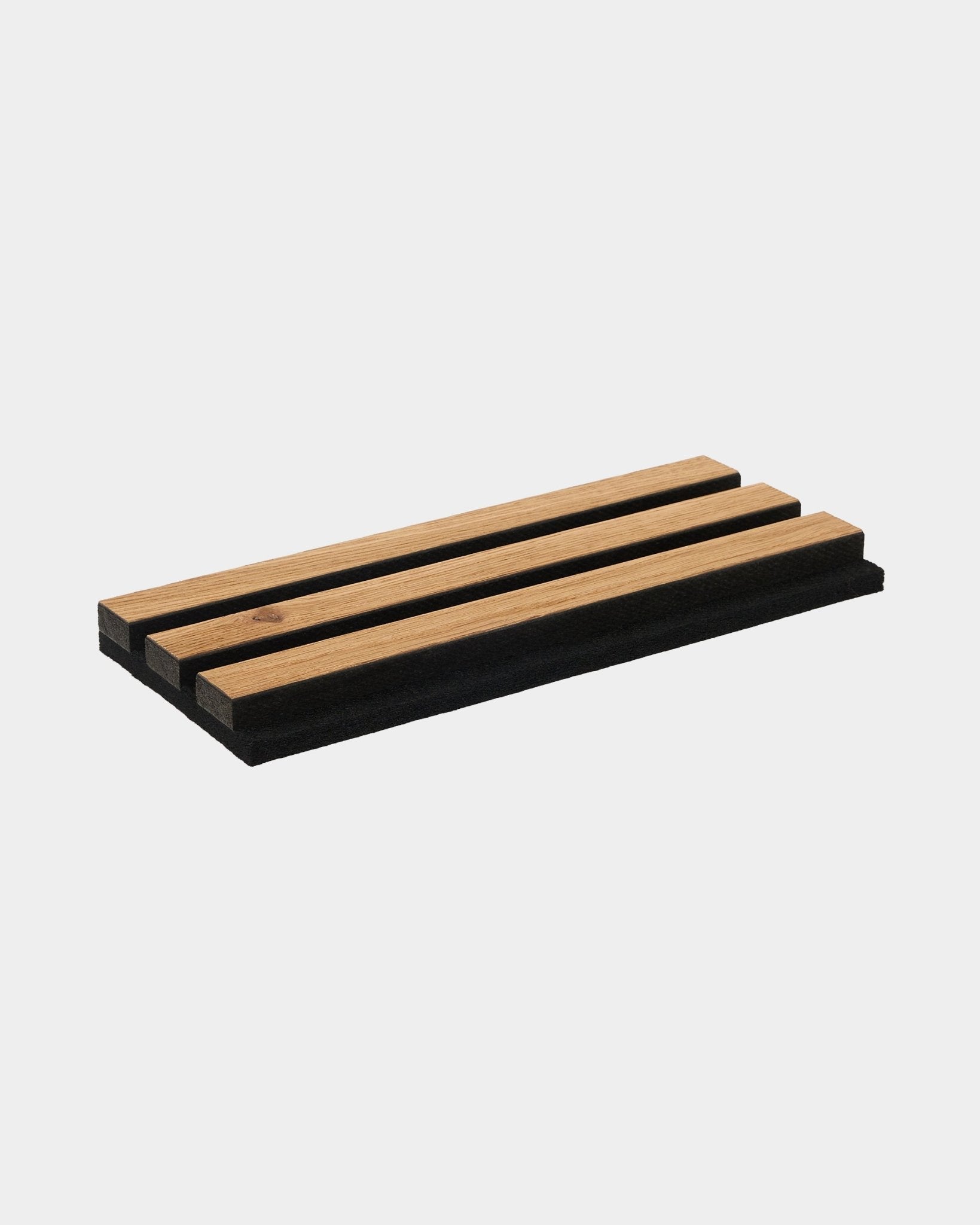 Brown eiken rechthoekig zeepbakje-staal van WoodUpp, met drie latten en een black basis in een minimalistisch Nordic design uit de CREATE-accessoirecollectie.