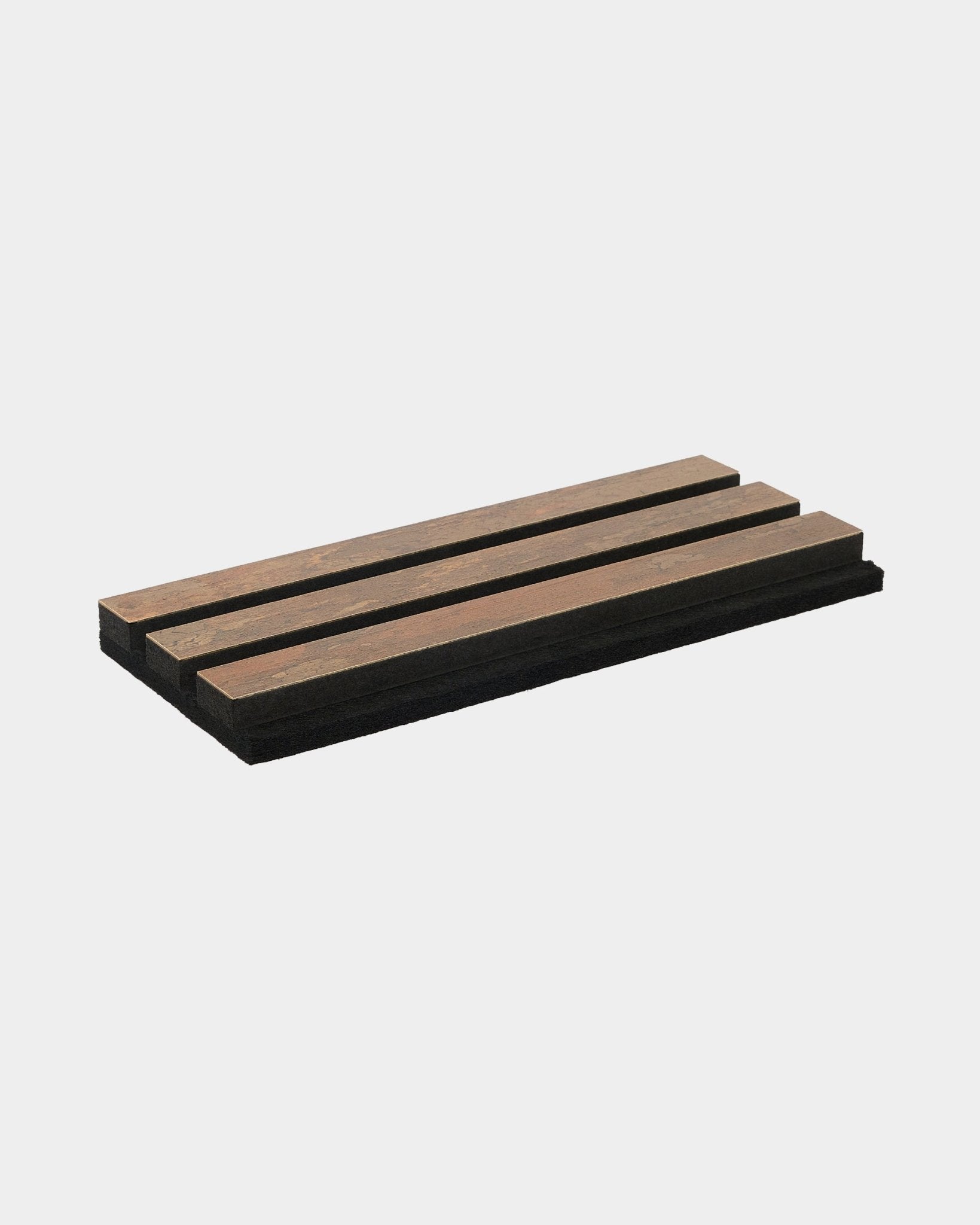 Rechthoekig voorbeeld van een houten zeepschaal met drie latten en black basis, met de WoodUpp Rebel Copper Oxide-afwerking en een modern, duurzaam ontwerp.