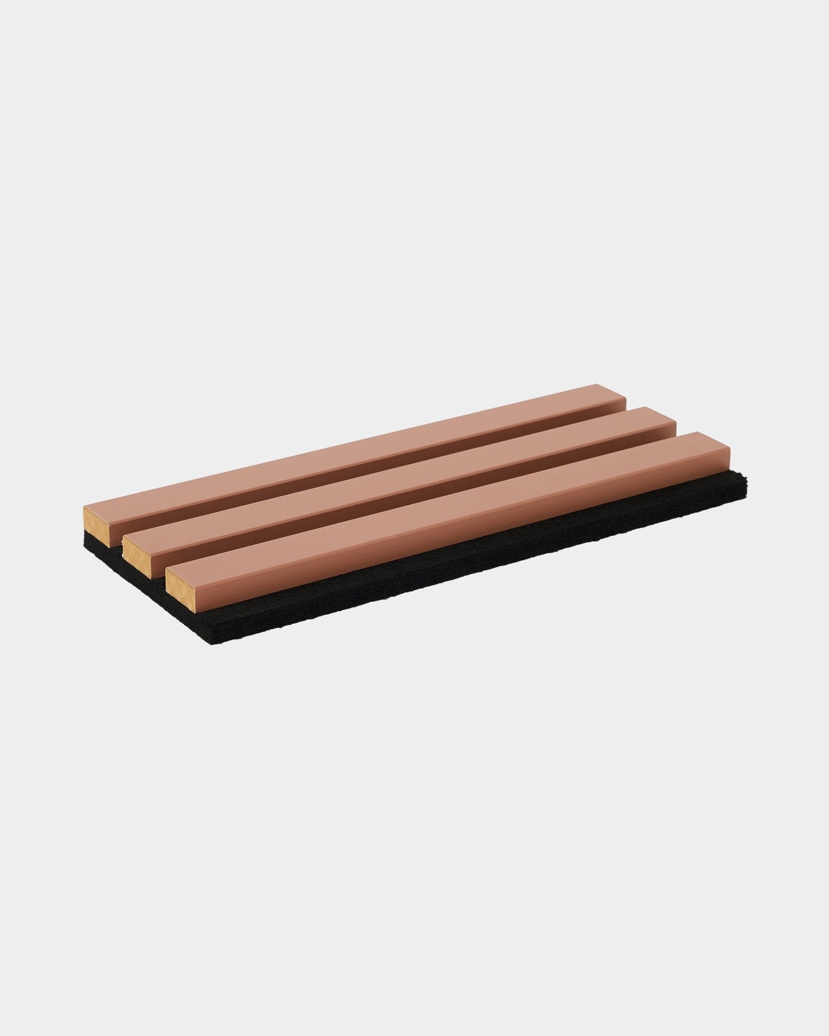 Het Hue | Sample / Clay rek van WoodUpp toont drie brown houten latten op een basis van black, gepresenteerd tegen een witte achtergrond. Noordse akoestische houten accessoire.