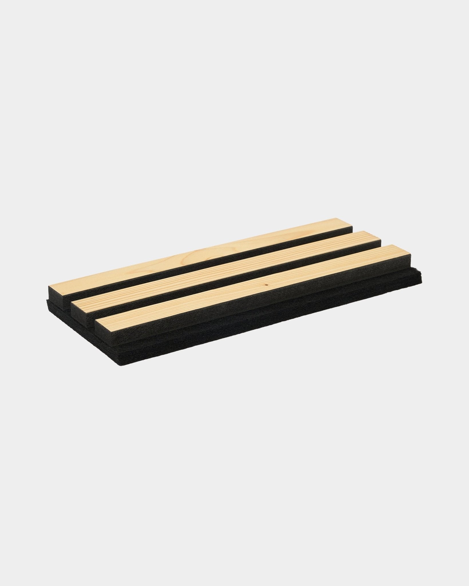 WoodUpp Akupanel-staal: rechthoekig Akoestisch paneel met drie latten in licht eiken op een vilten basis van black, weergegeven tegen een witte achtergrond.