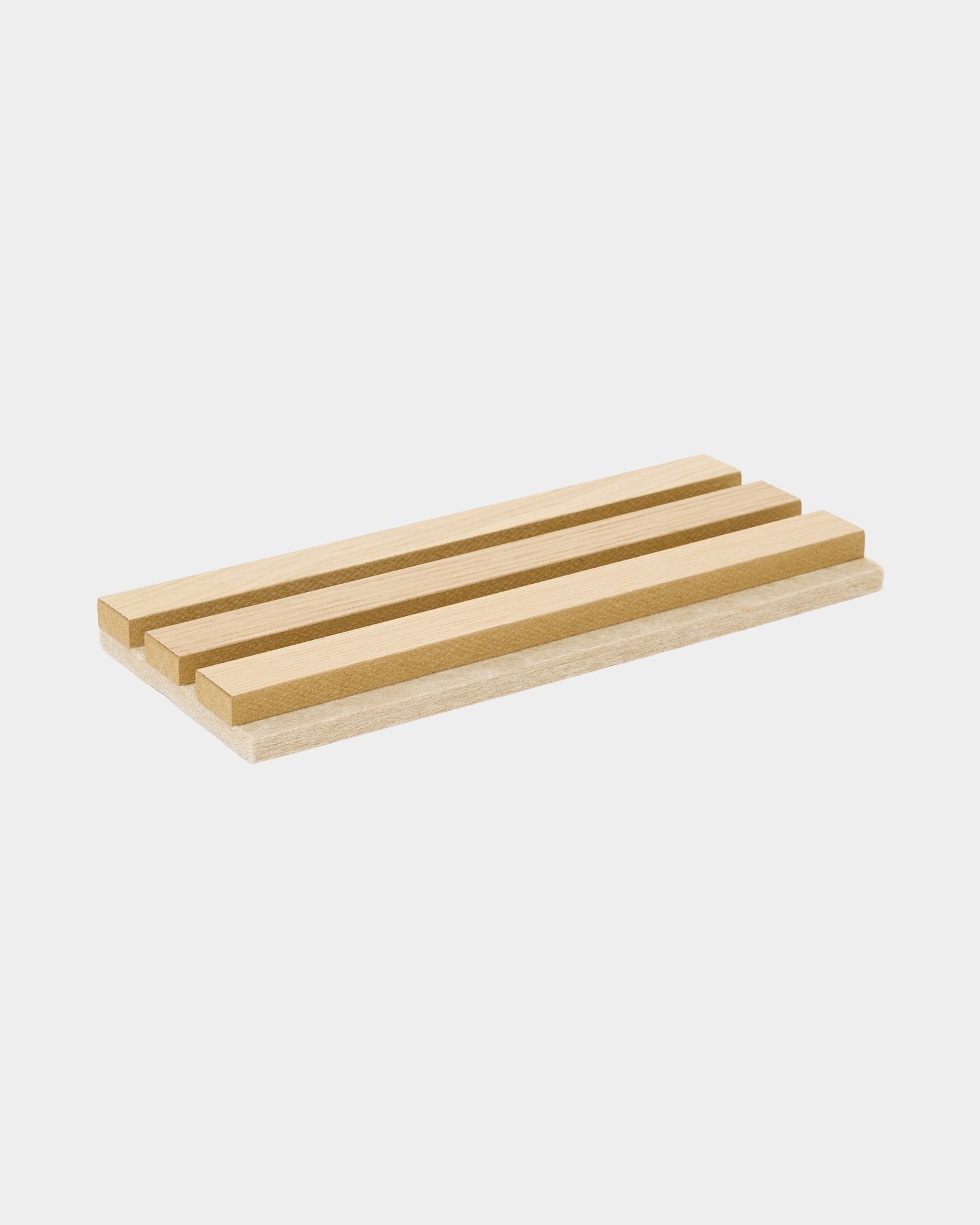WoodUpp Tonal sample in Classic Oak met beige vilten achterkant, een rechthoekige Akoestisch paneel met drie verhoogde houten stroken voor organisatie in huis of om iets neer te zetten.