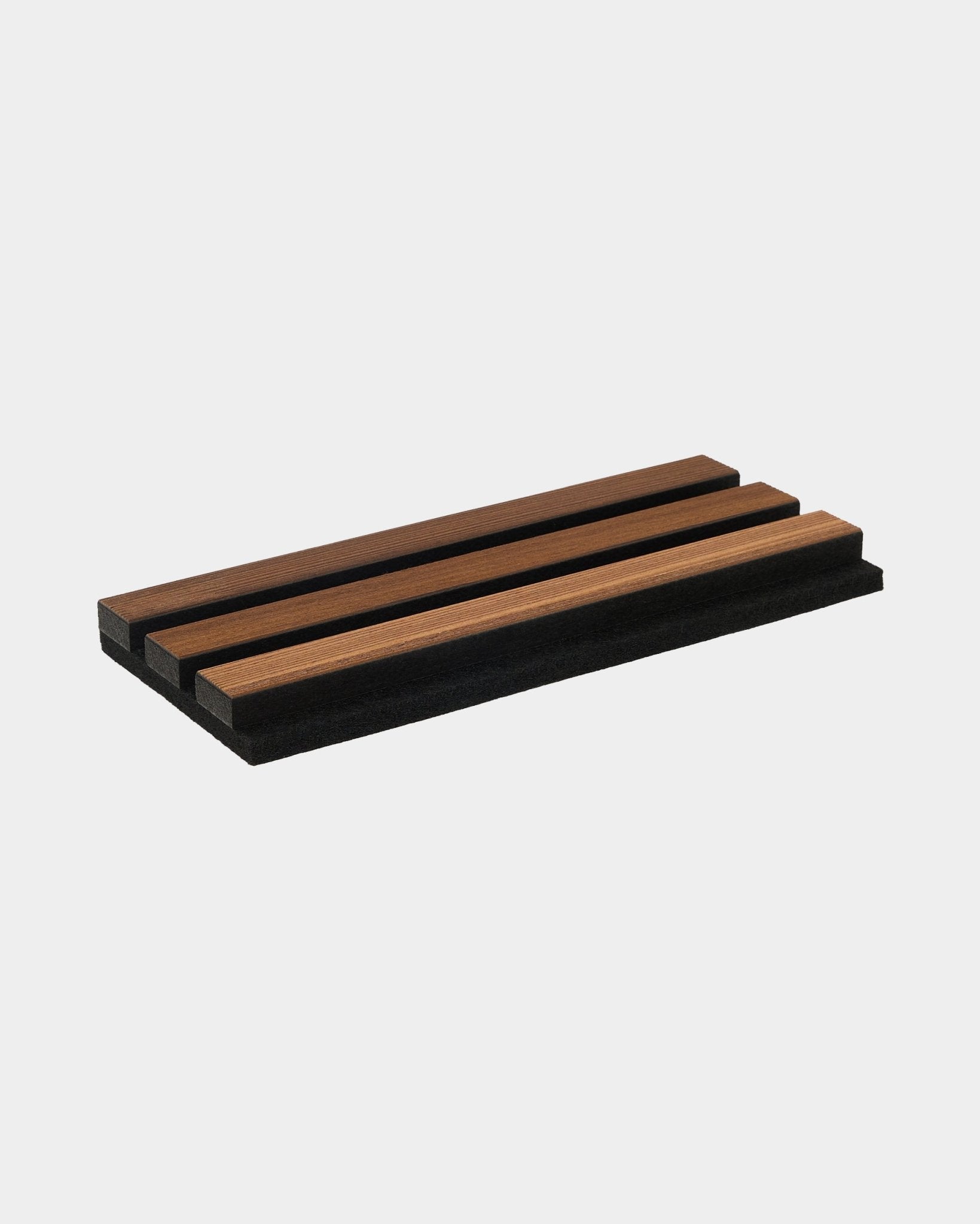 WoodUpp Rustic Smoked Larch messenhouder met drie messleuven op een onderstel van black, ontworpen om mooi aan te sluiten bij Nordic akoestische houten panelen.
