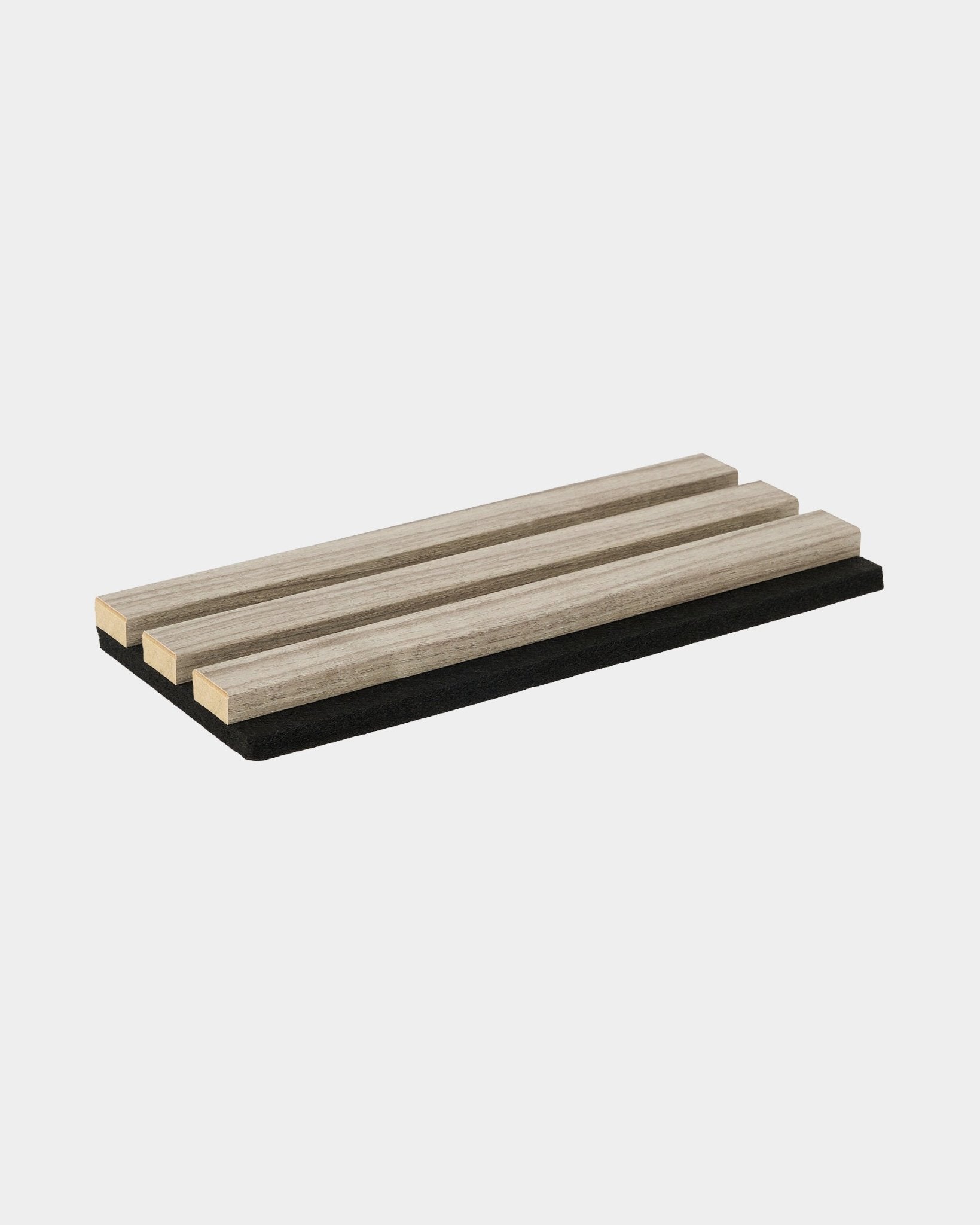 WoodUpp Essential onderzetterstaal in Weathered Oak met drie eiken latten op een black basis, ontworpen om keukenoppervlakken te beschermen en mooi aan te sluiten bij Scandinavische interieurs.