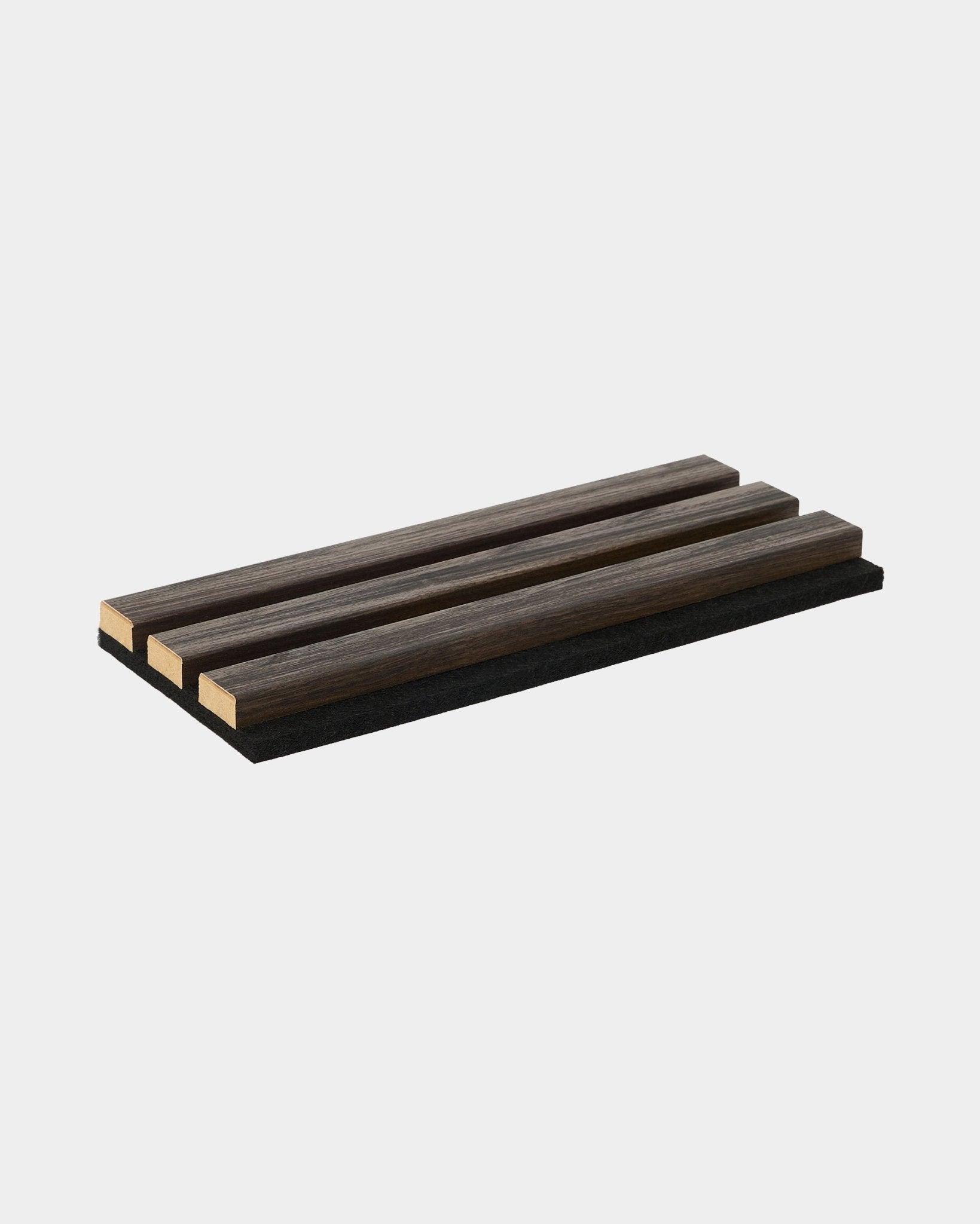 WoodUpp Essential Sample in Black Oak, een rechthoekig onderzetteraccessoire met drie houten latten, ontworpen als aanvulling op Nordic akoestische houten paneelcollecties.
