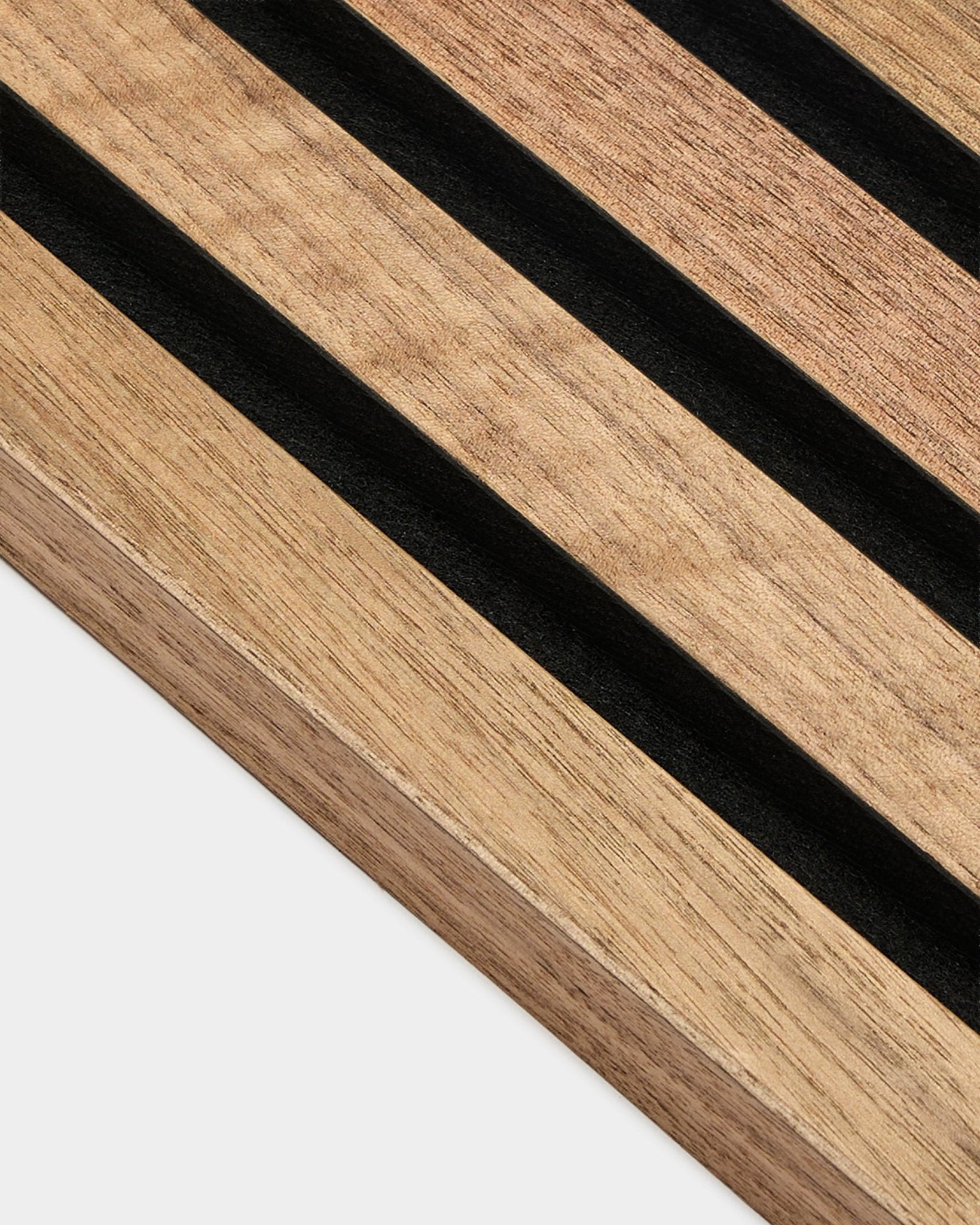 Close-up van WoodUpp Akupanel End Lamella in walnoot, 2,2 cm Akoestisch paneel, met parallelle black strepen en zichtbare walnoothoutnerf op een witte achtergrond.