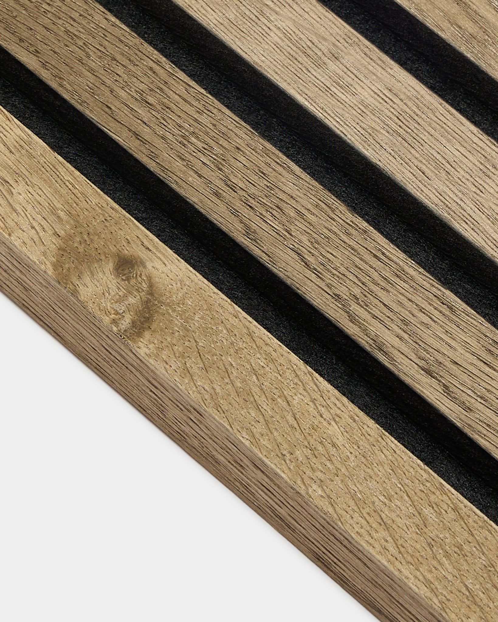 Close-up van WoodUpp Akupanel End Lamella in Rustic Grey Oak, 2,2 cm MDF Akoestisch paneel met black groeven en zichtbare houtnerf op een lichtgrijze achtergrond.