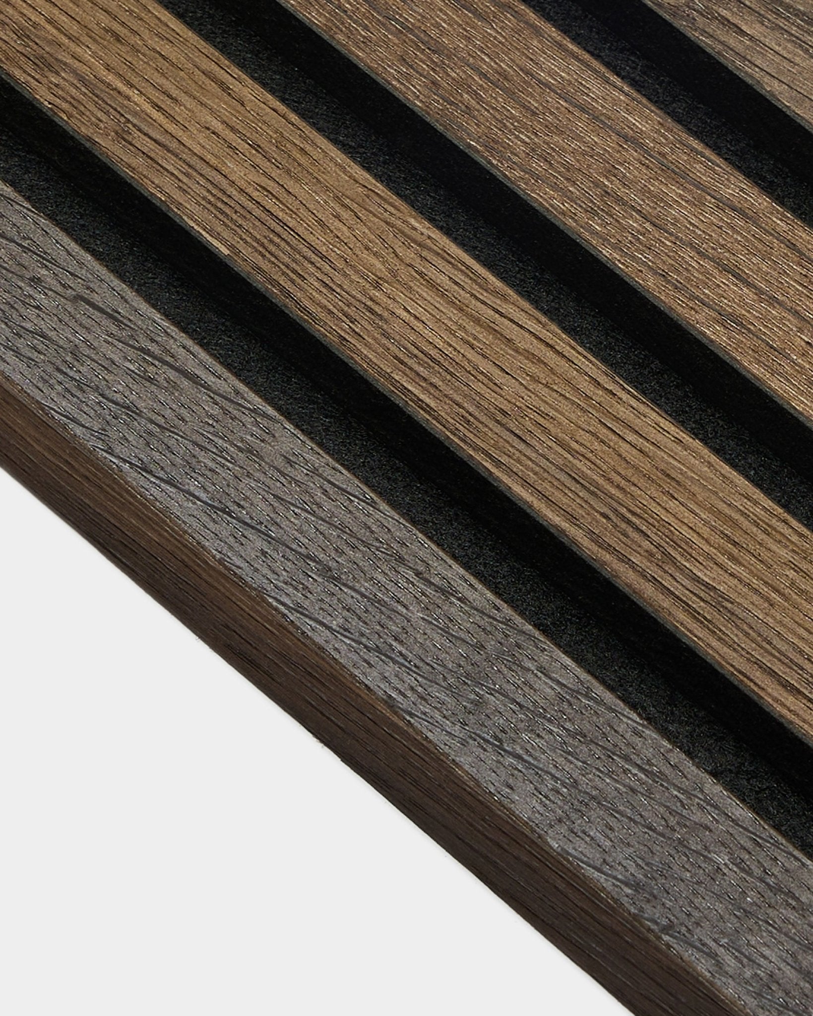 Close-up van de 2,2 cm rustieke smoked oak eindlamel van WoodUpp, waarbij de nerfstructuur goed zichtbaar is en geschikt is voor Akupanel Akoestisch paneel installatie.