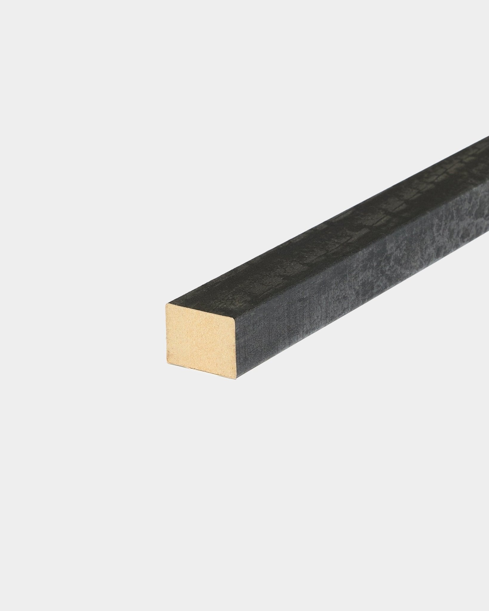 WoodUpp Akupanel eindlamel in houtskoolkleur, 2,2 cm dik, ontworpen voor gebruik met akoestische houten panelen of wandprojecten, getoond op een witte achtergrond.