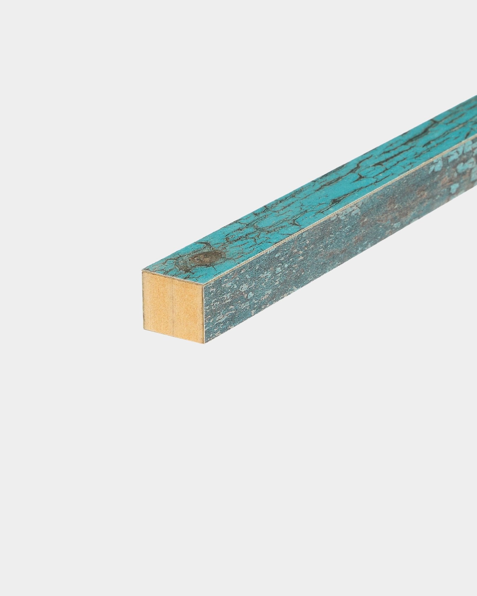 WoodUpp Akupanel eindlamel in Oxide Blue, 2,2 cm, ontworpen om akoestische panelen of MDF-frames met een zichtbare houtafwerking te accentueren.