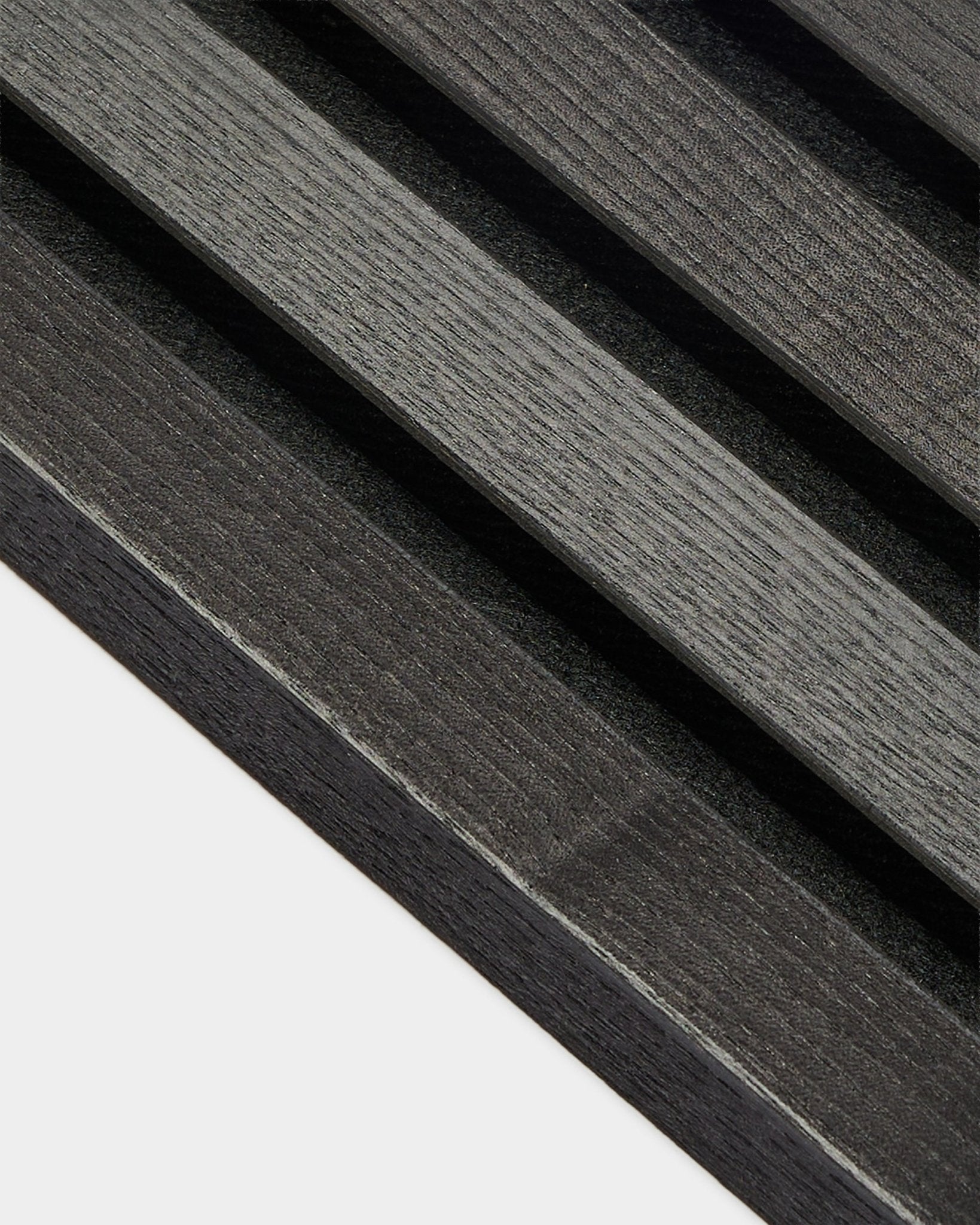 Close-up van de WoodUpp eindlamel in afwerking Black essen, 2,2 cm dik, ontworpen voor installaties met Akupanel Akoestisch paneel of voor gebruik met een MDF-frame.