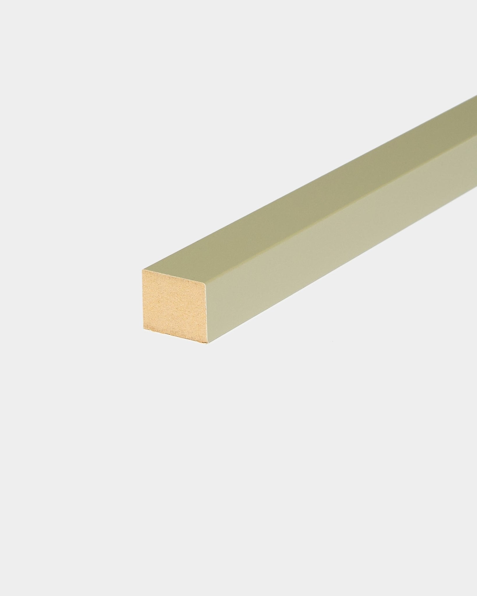 WoodUpp End Lamella in Moss, 2,2 cm: lange deuvel met groene afwerking en zichtbare houten uiteinden, ontworpen voor installatie in een Akupanel Akoestisch paneel of MDF-frame.